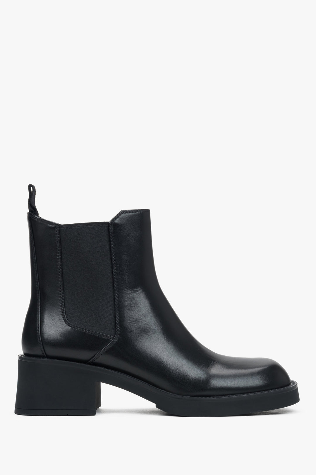 Damen-Chelsea-Boots in Schwarz von Estro, gefertigt aus echtem Leder mit bequemem Absatz.