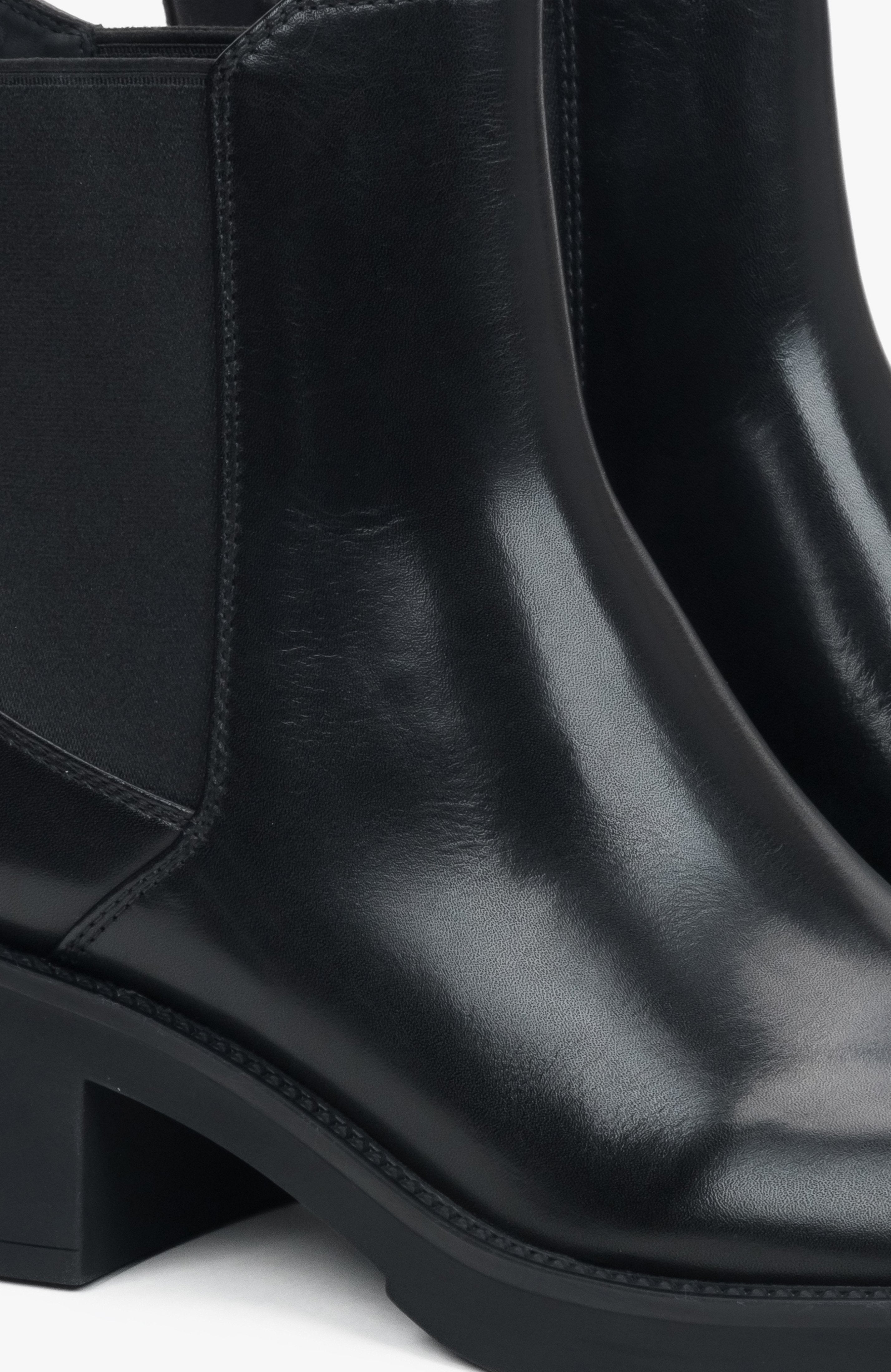 Estro Damen-Chelsea-Boots in Schwarz mit bequemem Absatz, gefertigt aus echtem Leder – Details.