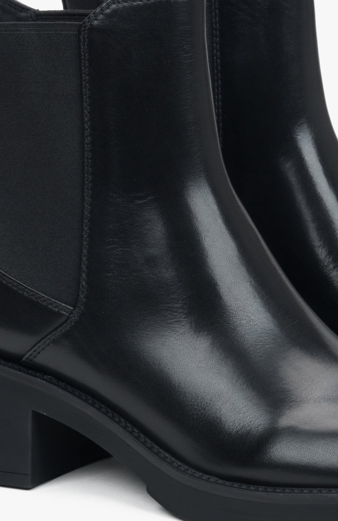 Estro Damen-Chelsea-Boots in Schwarz mit bequemem Absatz, gefertigt aus echtem Leder – Details.