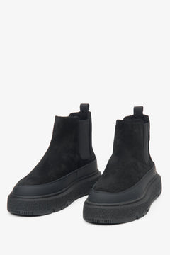 Schwarze Winter-Chelsea-Boots für Damen mit Fellfutter von Estro – Draufsicht des Modells.