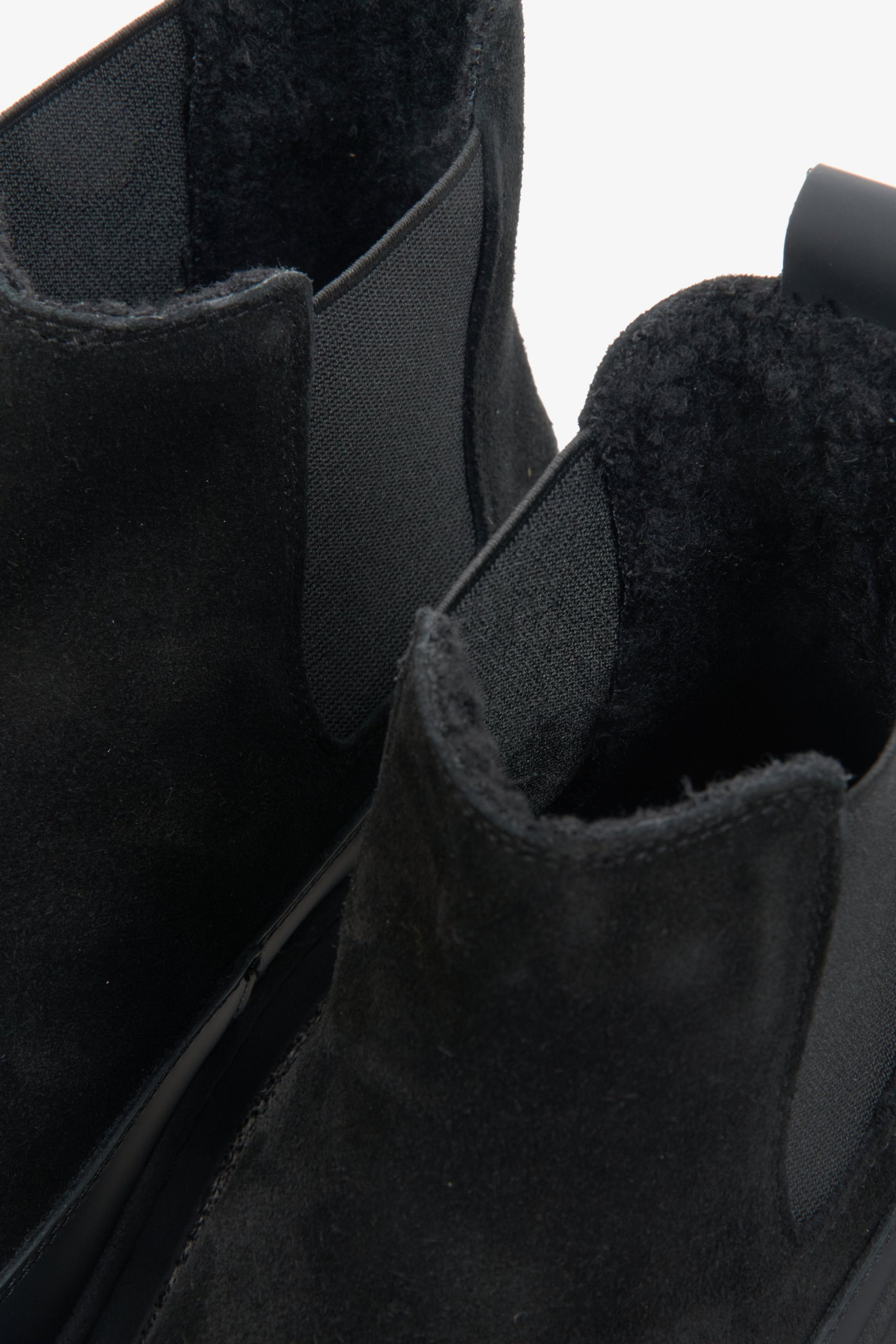 Schwarze velours Winter-Chelsea-Boots für Damen von Estro – Nahaufnahme der Details.