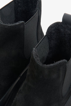 Schwarze velours Winter-Chelsea-Boots für Damen von Estro – Nahaufnahme der Details.
