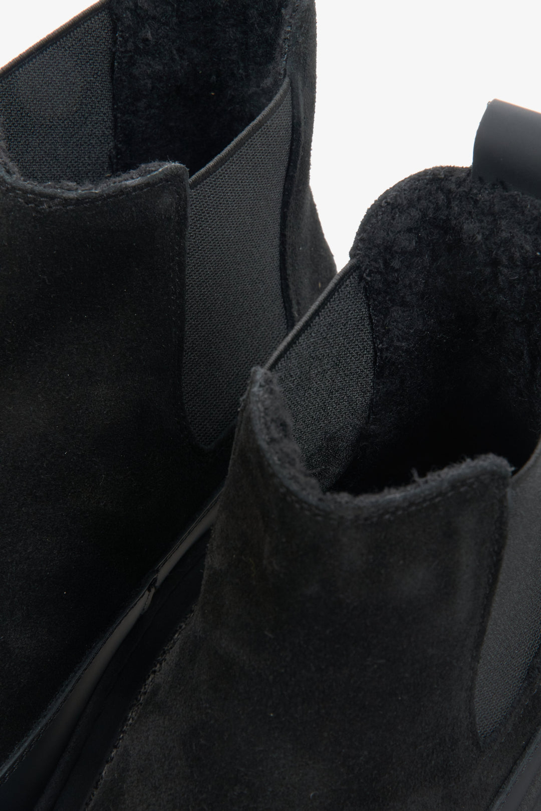 Schwarze velours Winter-Chelsea-Boots für Damen von Estro – Nahaufnahme der Details.