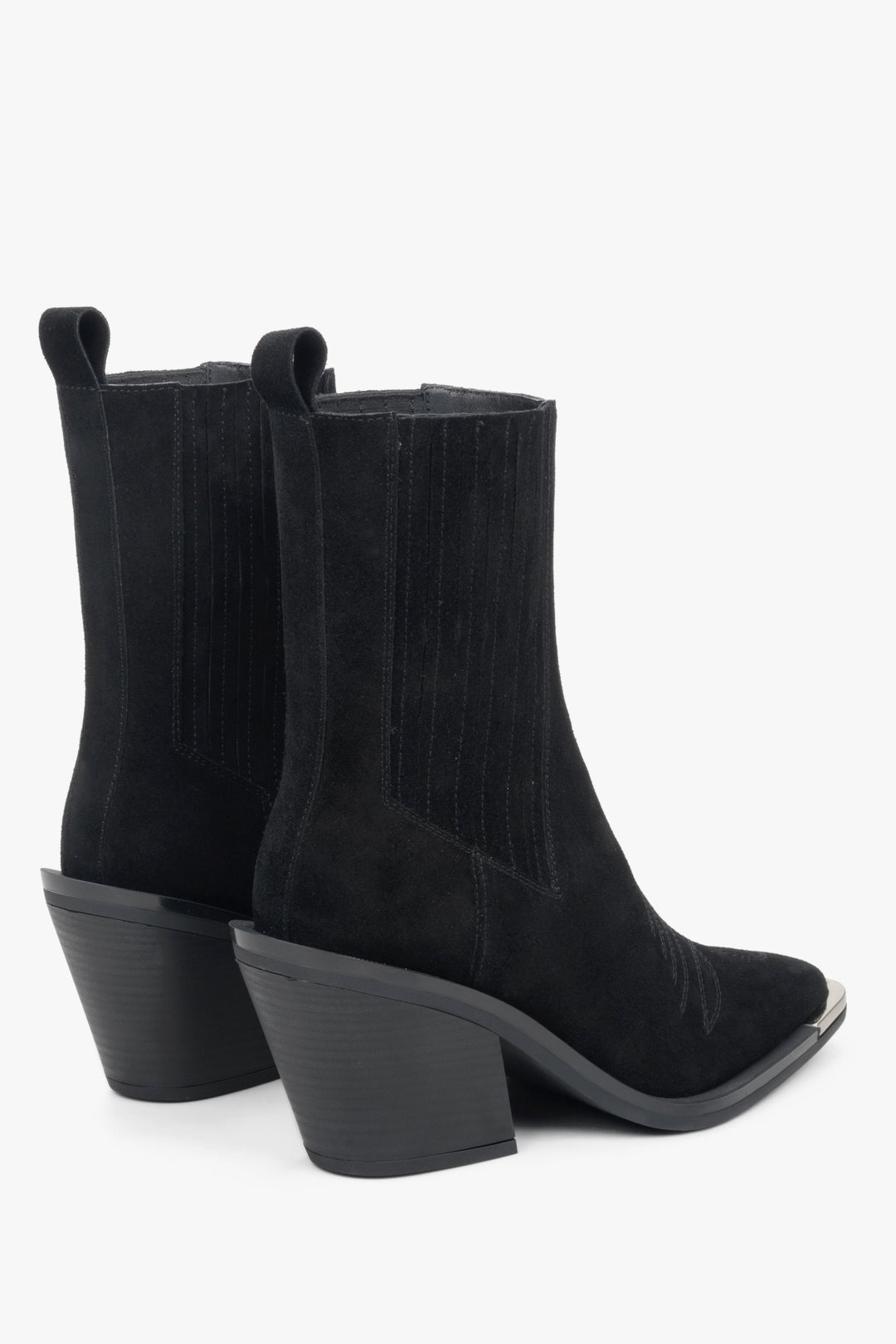 Estro schwarze Cowboy-Boots aus Velours mit Absatz – Nahaufnahme des Absatzes.