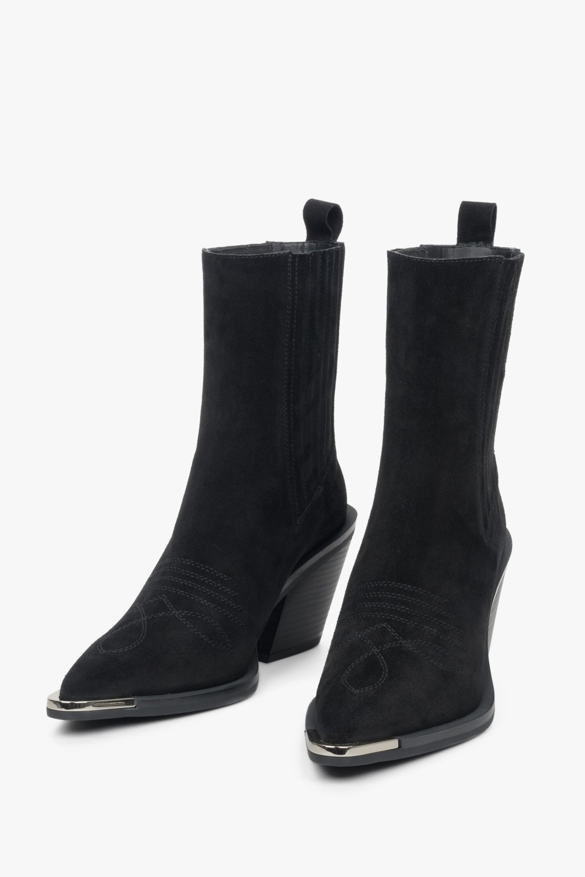 Estro Damen-Cowboy-Boots mit Absatz aus schwarzem Velours – Seitenansicht des Schuhs.