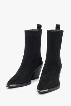 Estro Damen-Cowboy-Boots mit Absatz aus schwarzem Velours – Seitenansicht des Schuhs.