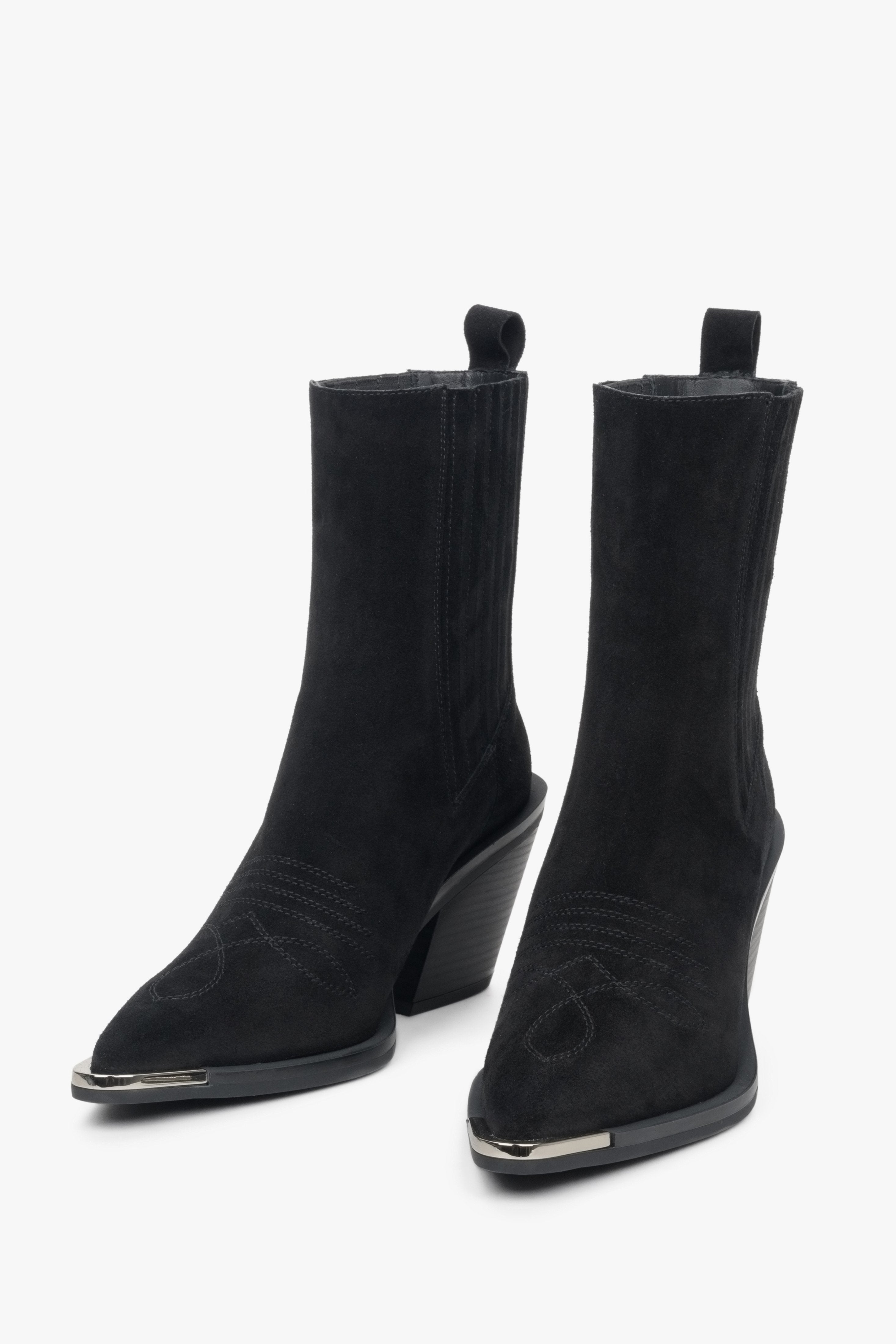 Estro Damen-Cowboy-Boots mit Absatz aus schwarzem Velours – Seitenansicht des Schuhs.