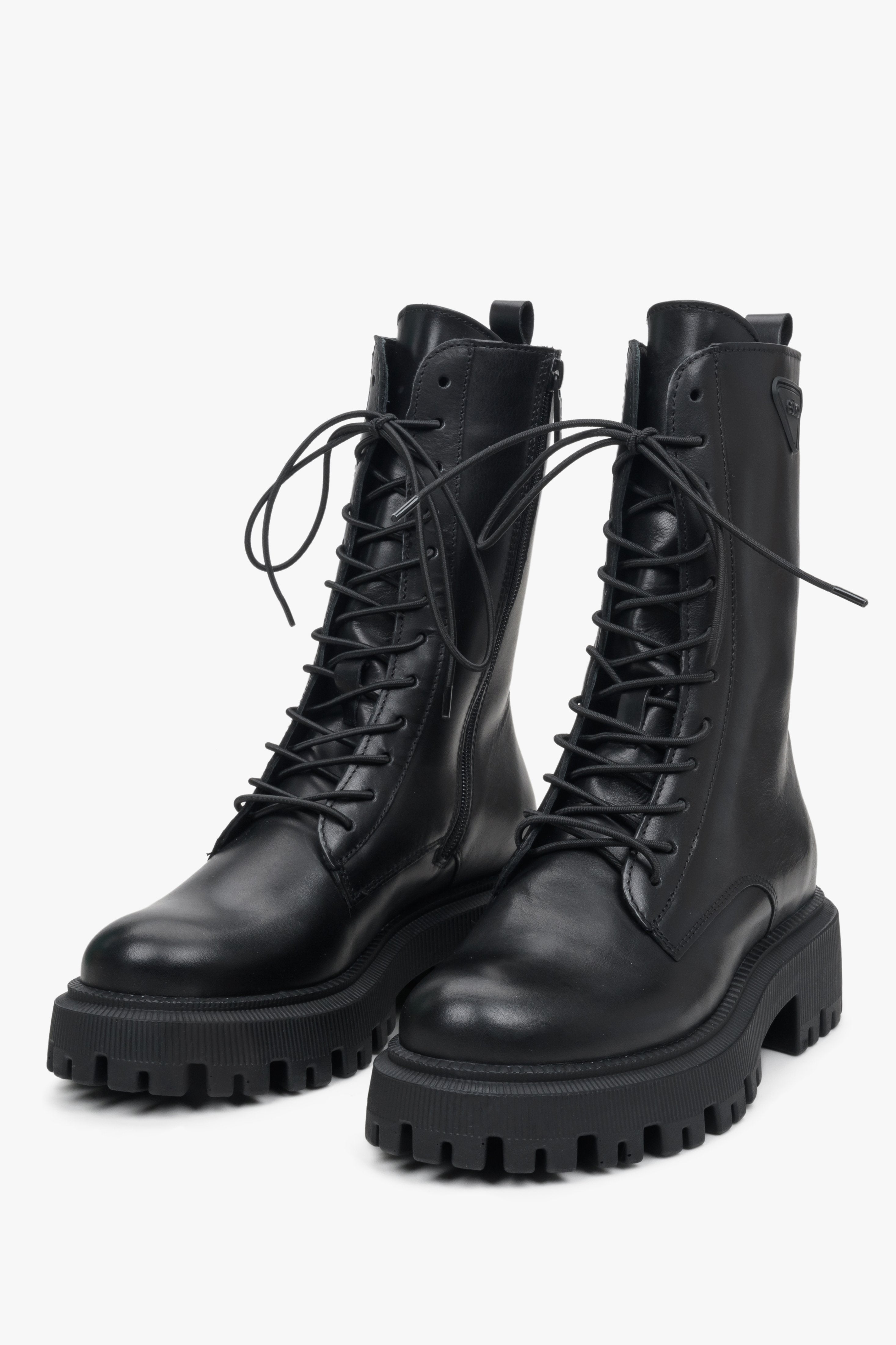Hohe, schwarze Damen-Worker aus echtem Leder von Estro – Nahaufnahme der Schuhspitze und des dekorativen Schnürsystems.