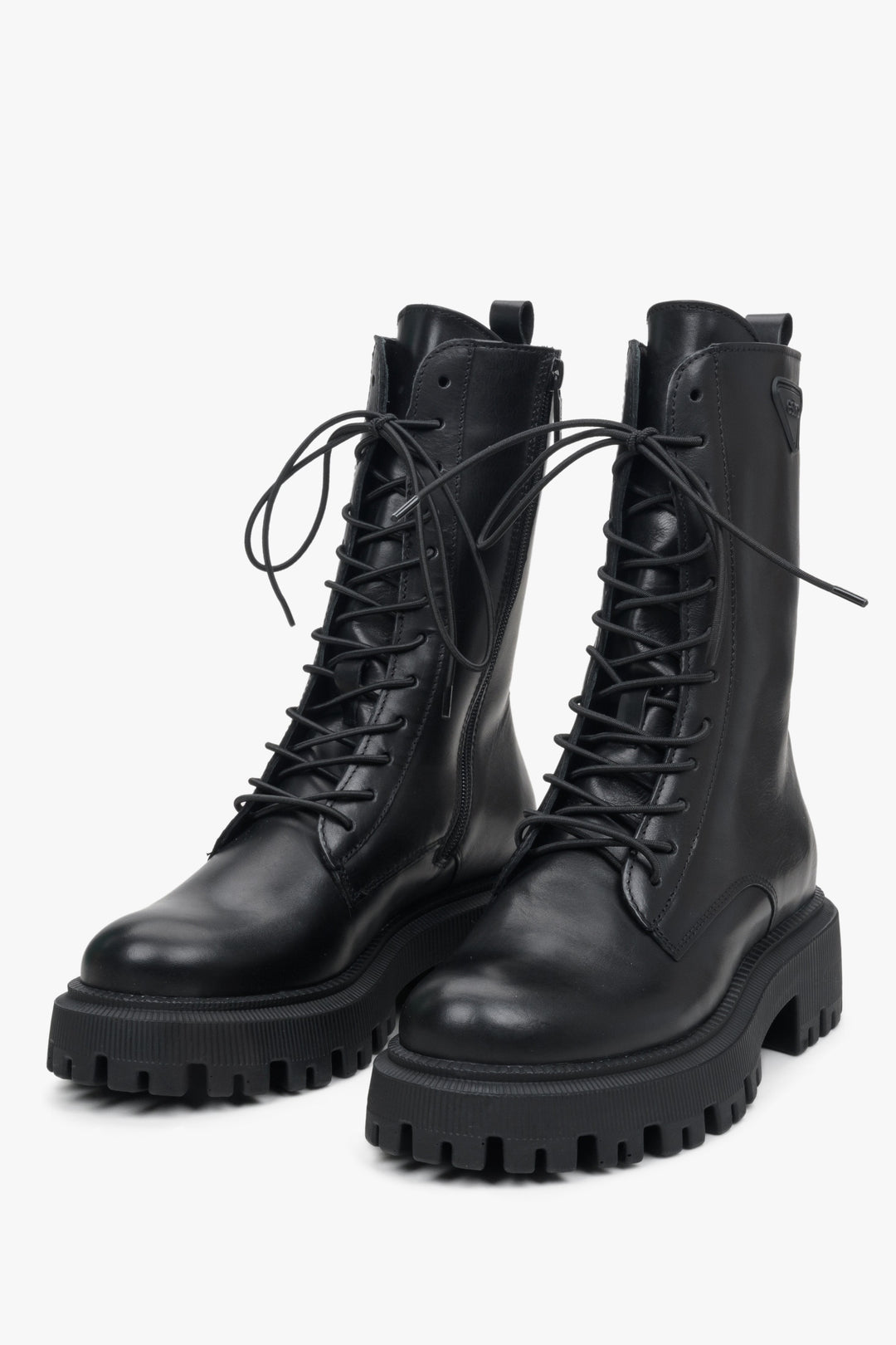Hohe, schwarze Damen-Worker aus echtem Leder von Estro – Nahaufnahme der Schuhspitze und des dekorativen Schnürsystems.