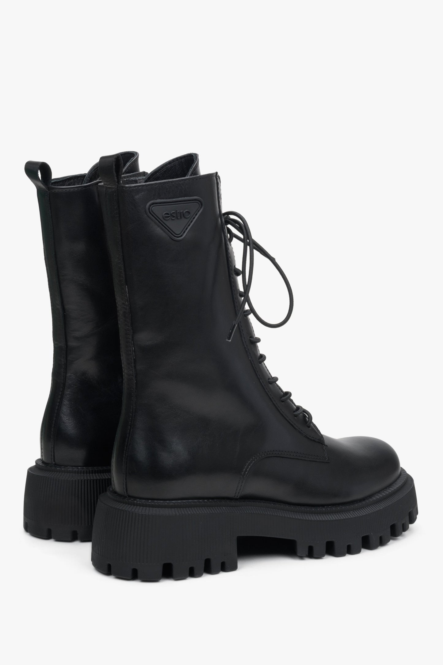 Schwarze Damen-Stiefeletten aus Leder mit hohem Schaft und dekorativem Schnürsystem – Nahaufnahme der seitlichen Viertelkappe und des Fersenbereichs.