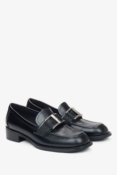 Schwarze Damen-Penny-Loafer aus Leder von Estro mit dekorativer Schnalle.