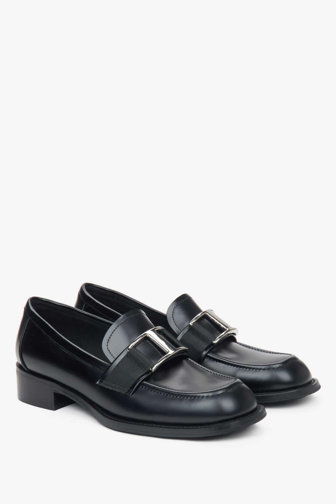 Schwarze Damen-Penny-Loafer aus Leder von Estro mit dekorativer Schnalle.
