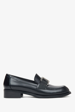 Schwarze Damen-Penny-Loafer aus Leder von Estro – Seitenansicht der Schuhe.