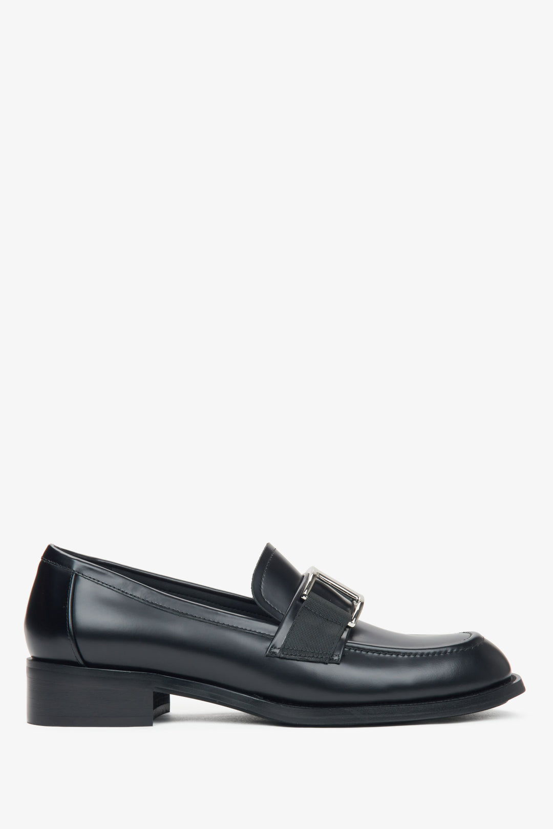 Schwarze Damen-Penny-Loafer aus Leder von Estro – Seitenansicht der Schuhe.