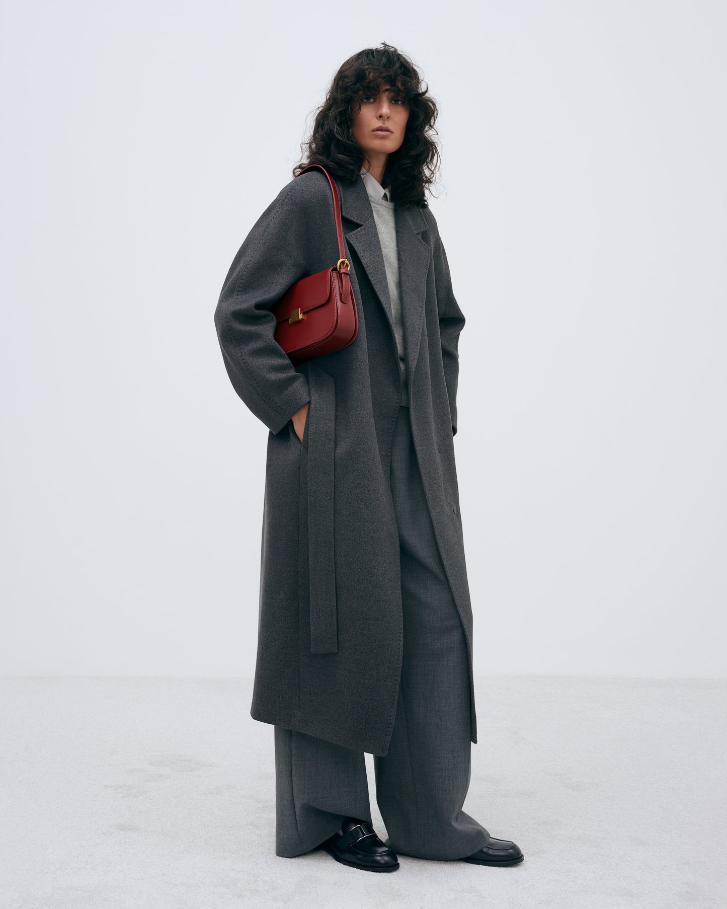 Schwarze Damen-Penny-Loafer aus Leder von Estro mit dekorativer Schnalle – Gesamtansicht des Schuhwerks.