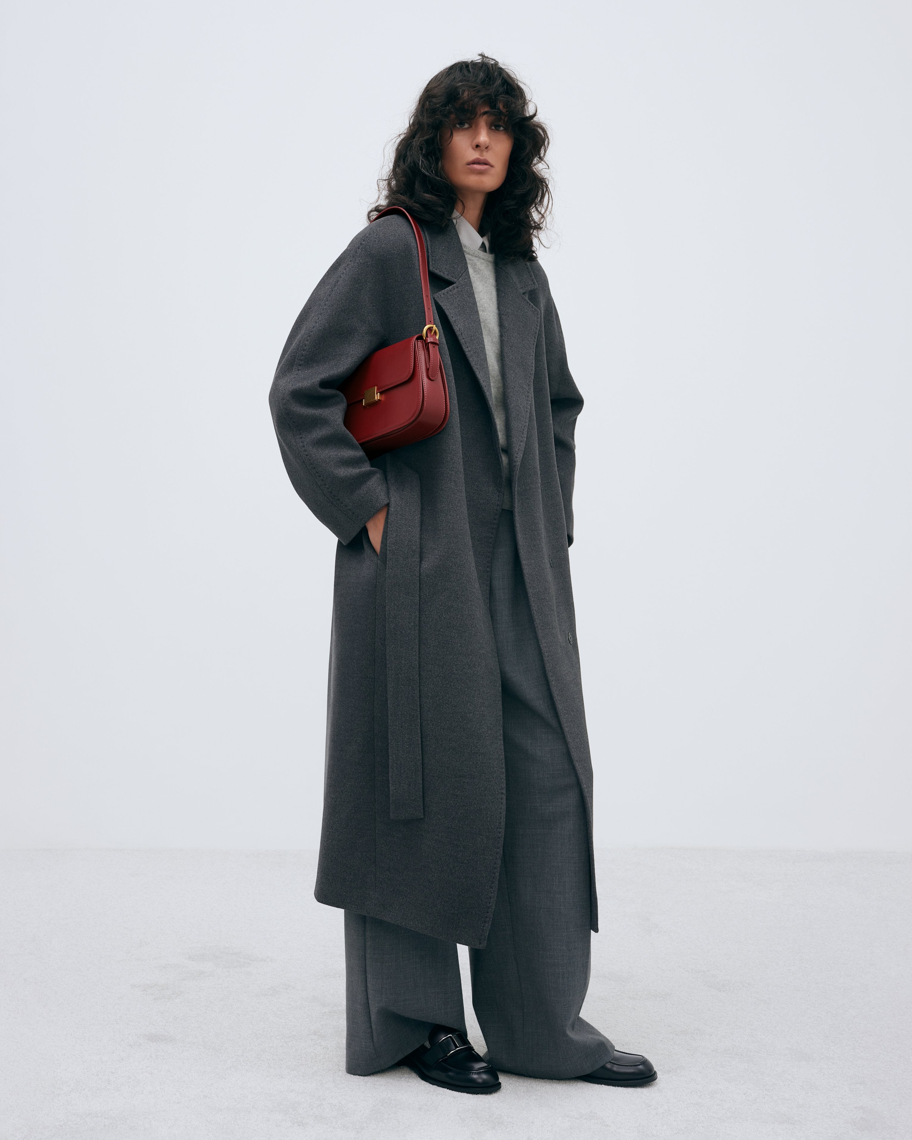 Schwarze Damen-Penny-Loafer aus Leder von Estro mit dekorativer Schnalle – Gesamtansicht des Schuhwerks.