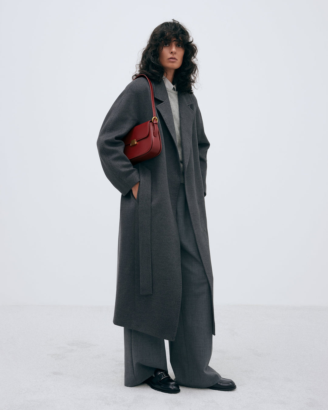 Schwarze Damen-Penny-Loafer aus Leder von Estro mit dekorativer Schnalle – Gesamtansicht des Schuhwerks.