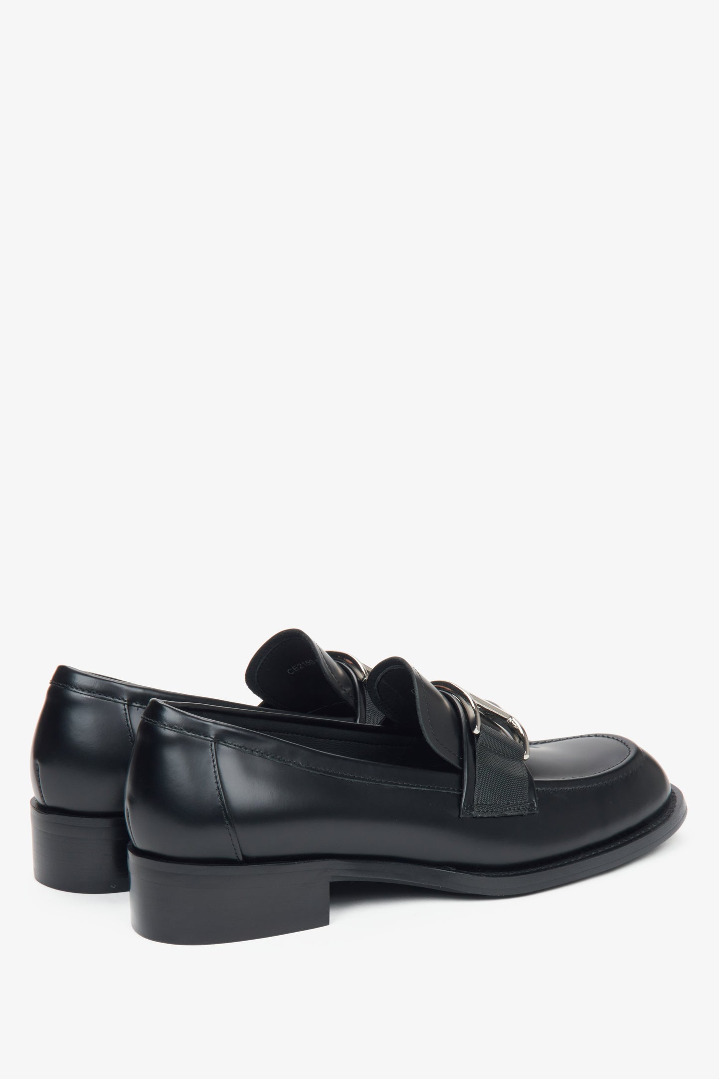 Schwarze Damen-Penny-Loafer aus Leder von Estro mit dekorativer Schnalle – Nahaufnahme des Absatzes.