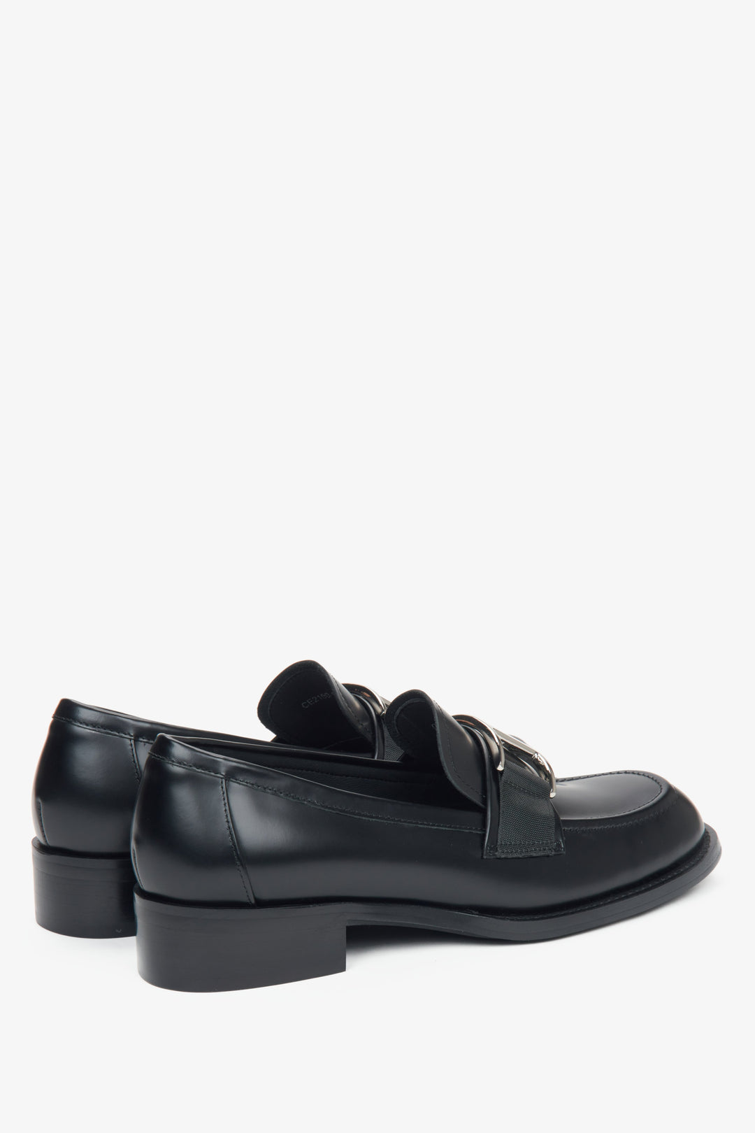 Schwarze Damen-Penny-Loafer aus Leder von Estro mit dekorativer Schnalle – Nahaufnahme des Absatzes.