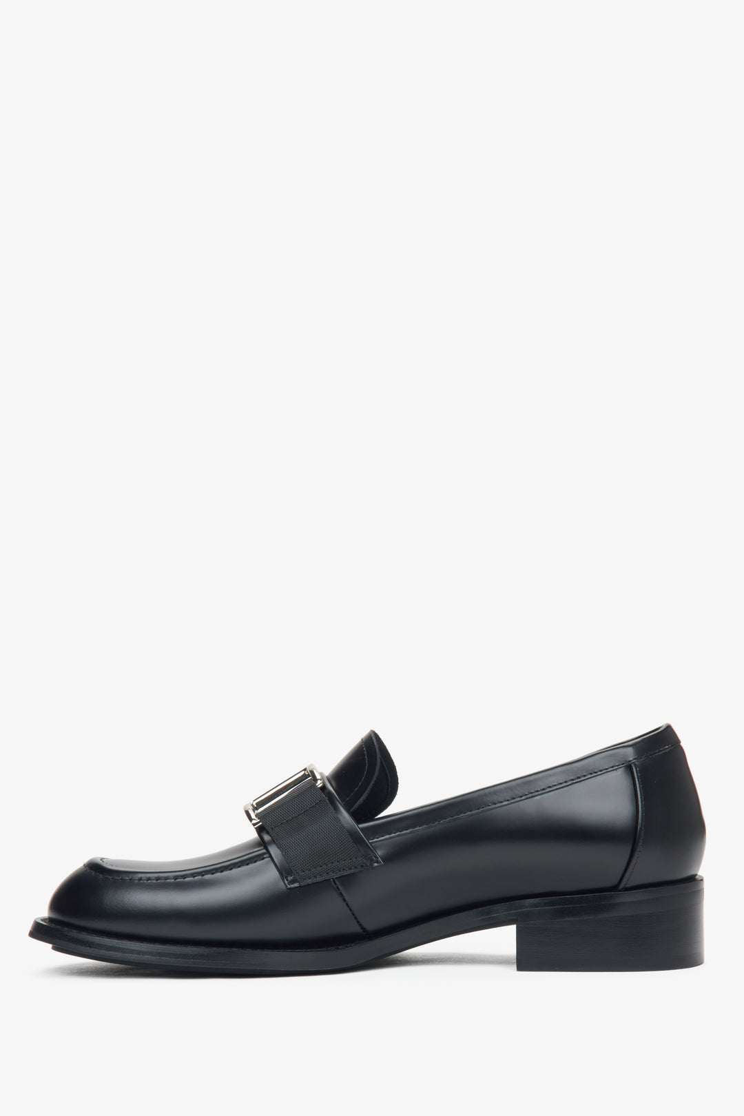 Schwarze Damen-Penny-Loafer aus Leder von Estro mit dekorativer Schnalle – Seitenansicht der Schuhe.