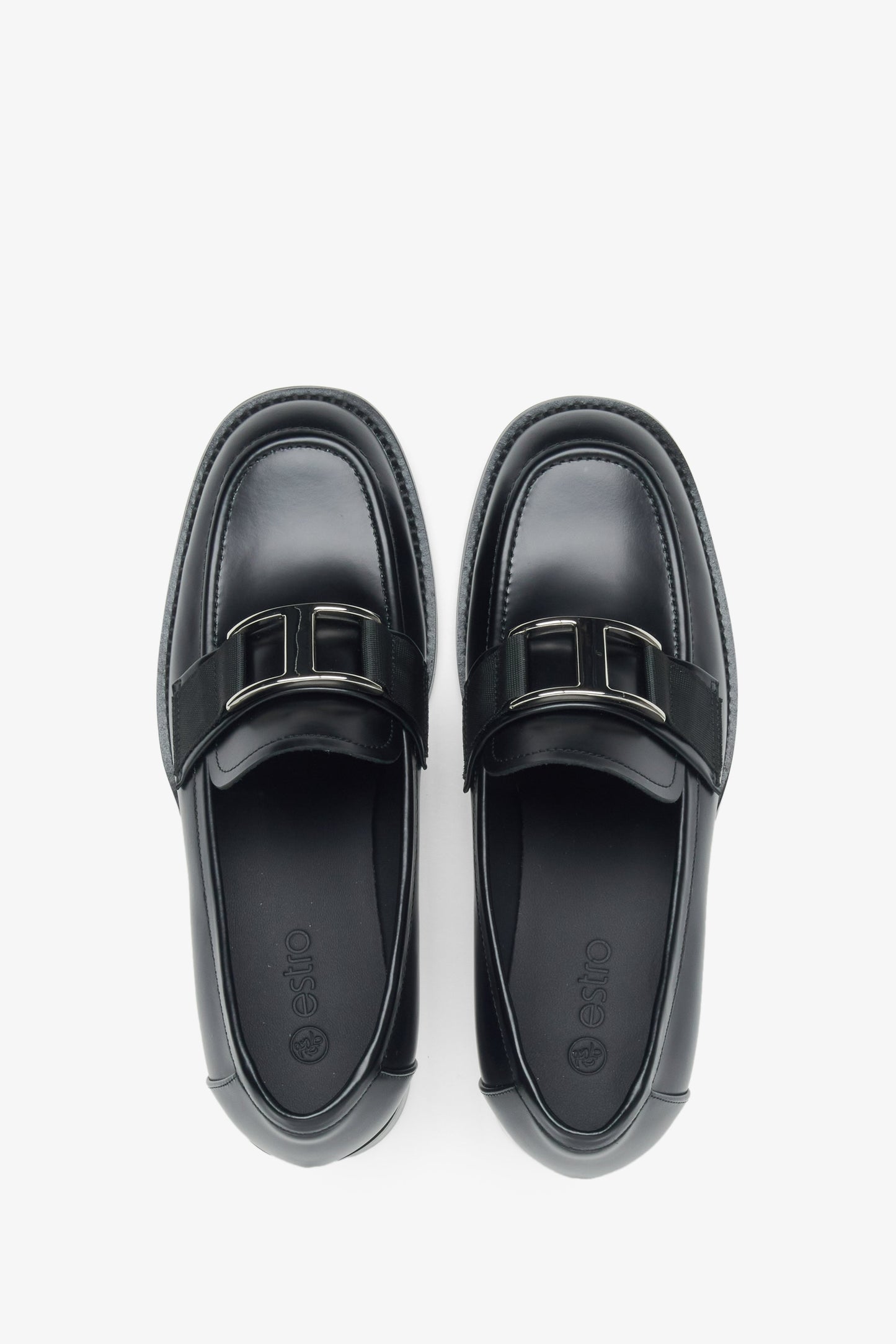 Schwarze Damen-Penny-Loafer aus Leder von Estro mit dekorativer Schnalle – Draufsicht.