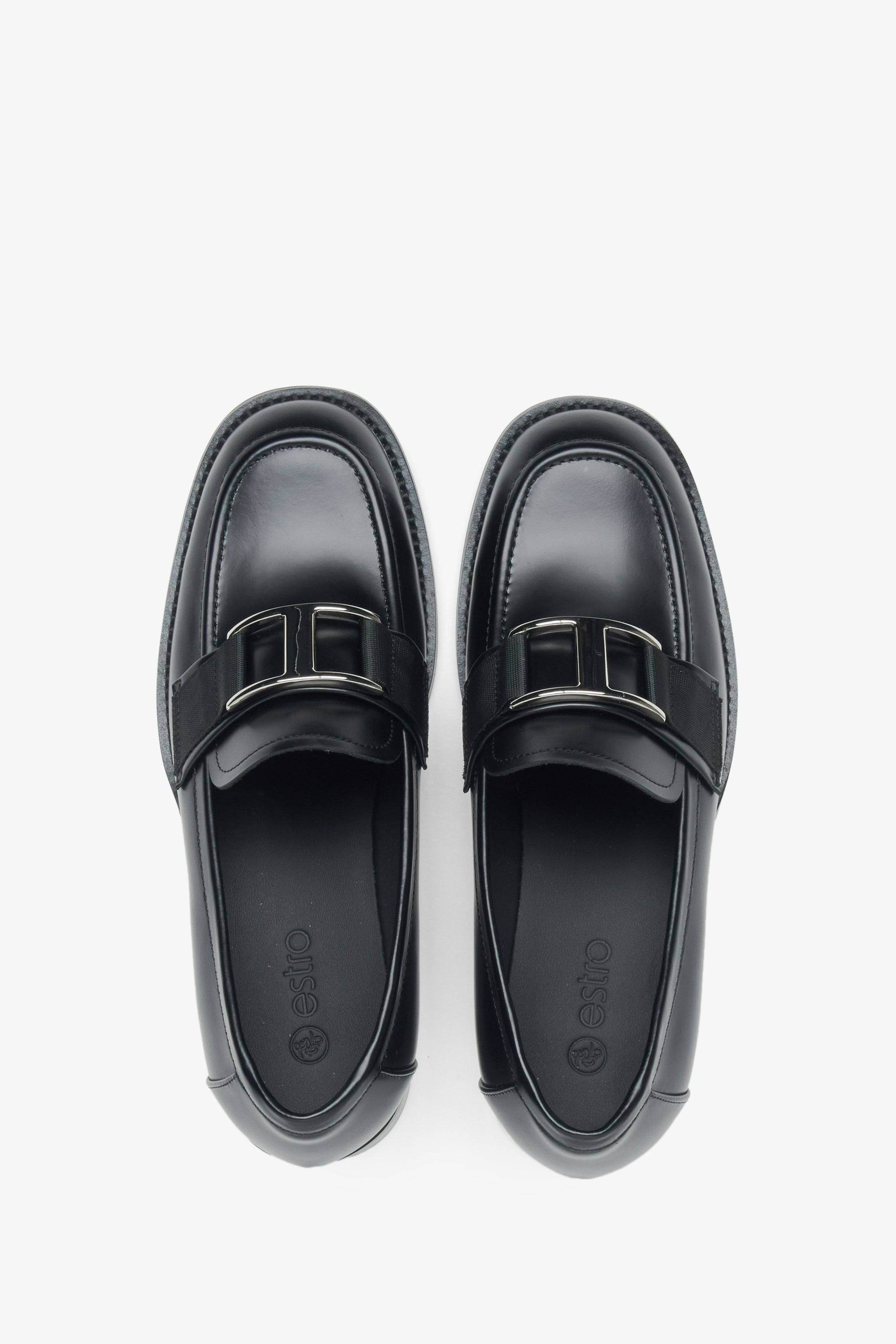 Schwarze Damen-Penny-Loafer aus Leder von Estro mit dekorativer Schnalle – Draufsicht.