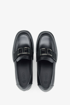 Schwarze Damen-Penny-Loafer aus Leder von Estro mit dekorativer Schnalle – Draufsicht.