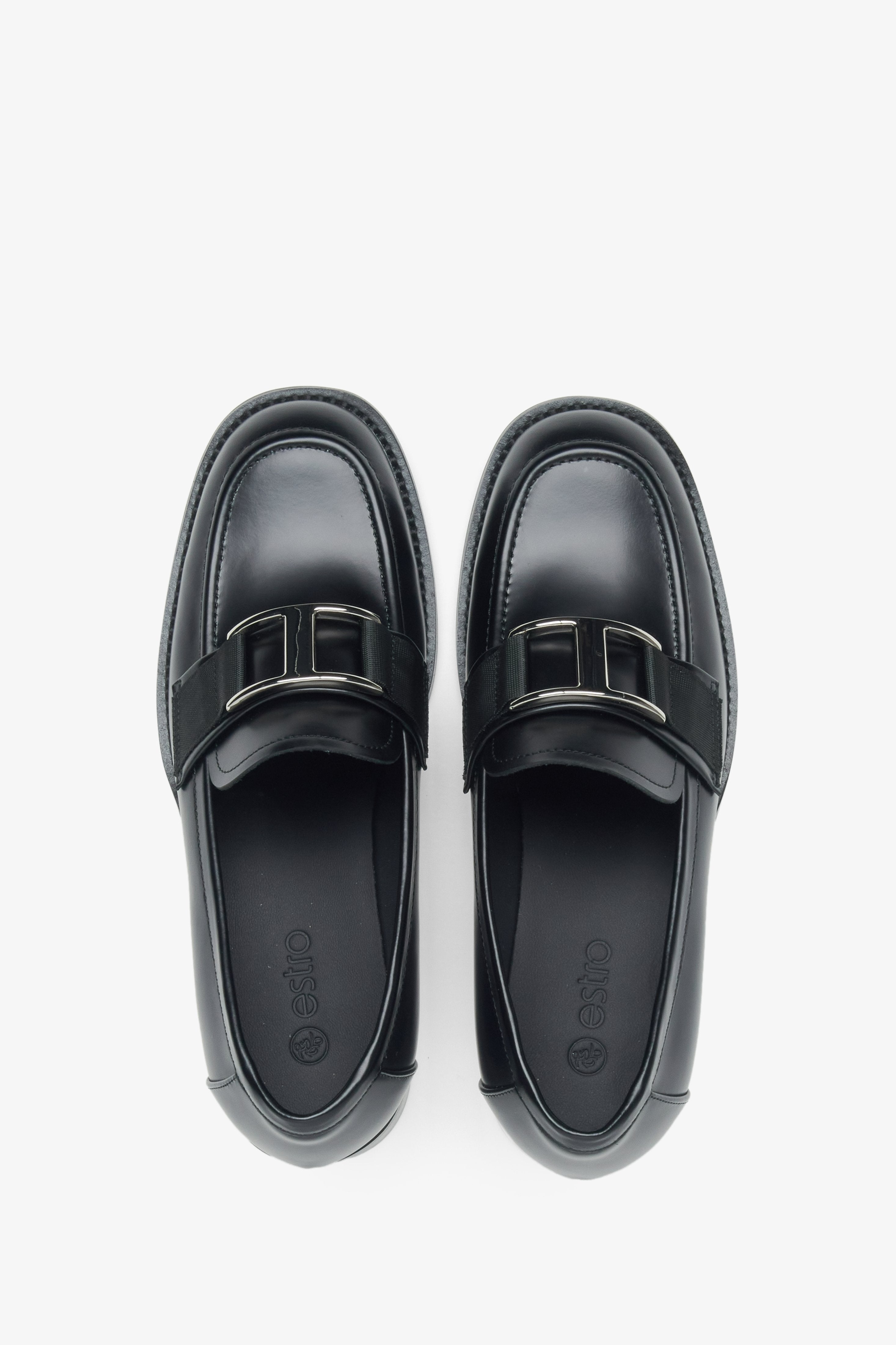 Schwarze Damen-Penny-Loafer aus Leder von Estro mit dekorativer Schnalle – Draufsicht.