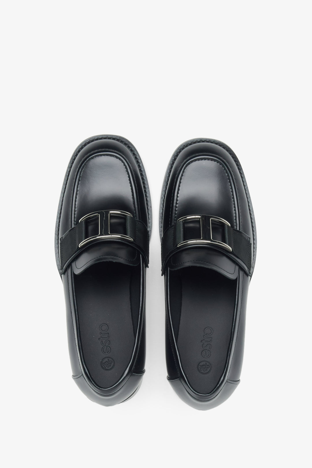Schwarze Damen-Penny-Loafer aus Leder von Estro mit dekorativer Schnalle – Draufsicht.