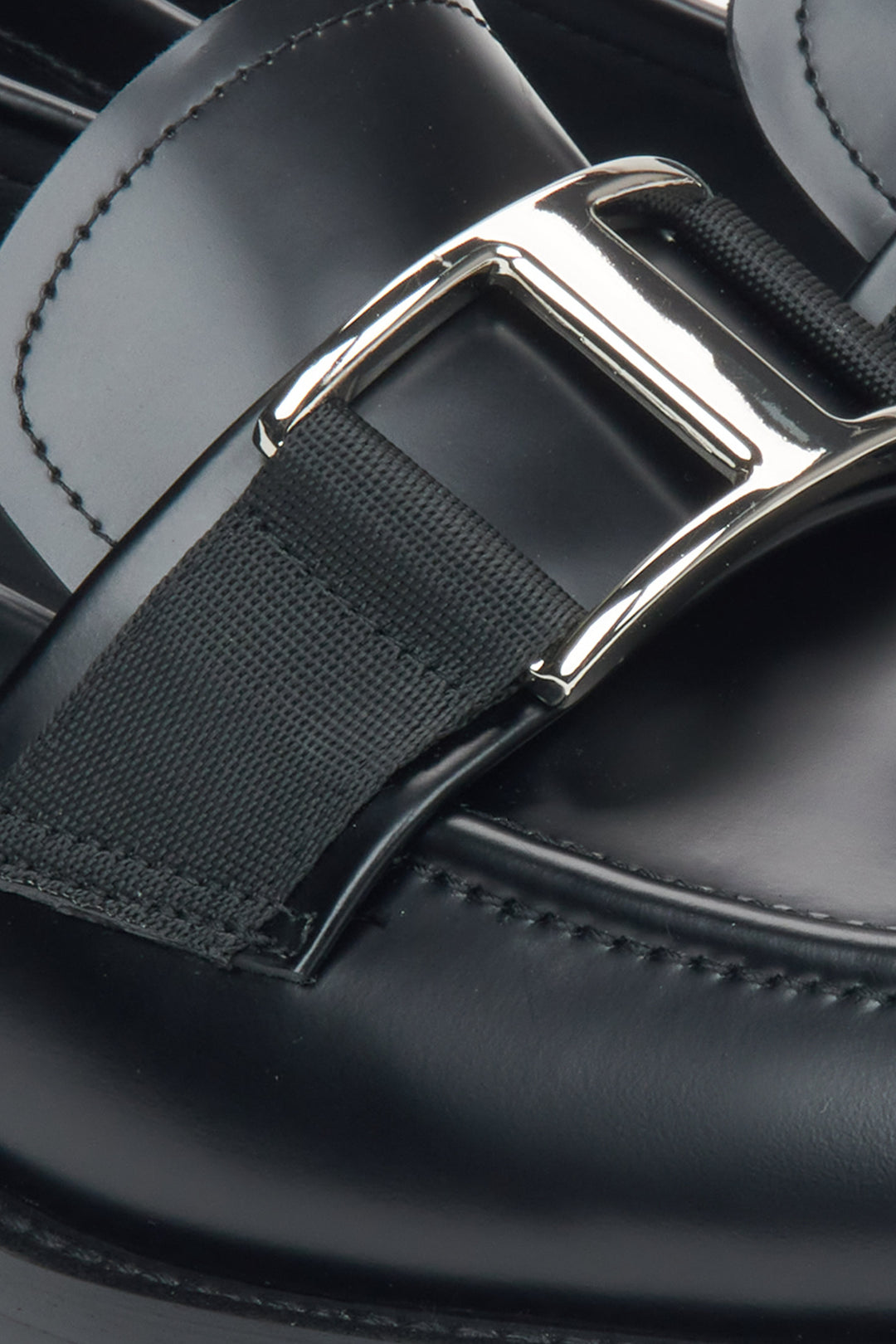 Schwarze Damen-Penny-Loafer aus Leder – Details.