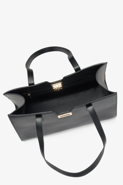 Schwarze Leder-Shopper von Estro – Innenansicht des Modells.