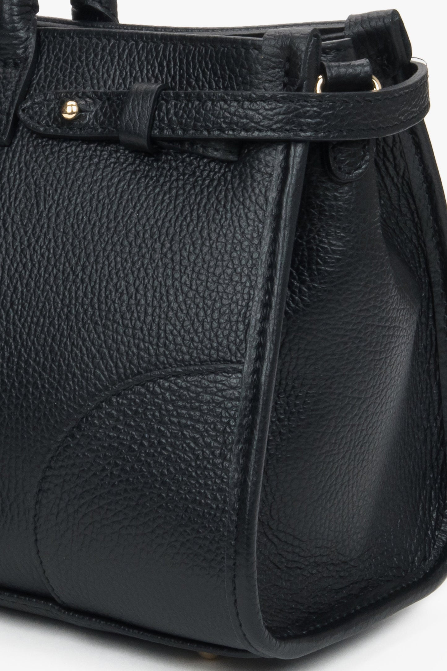 Damen-Handtasche im Tote-Stil aus schwarzem italienischem Leder – Nahaufnahme der Details.