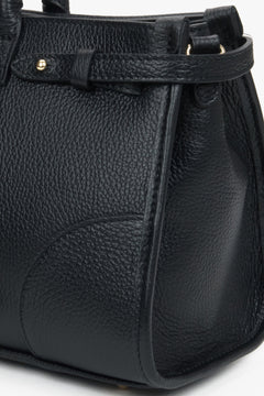 Damen-Handtasche im Tote-Stil aus schwarzem italienischem Leder – Nahaufnahme der Details.