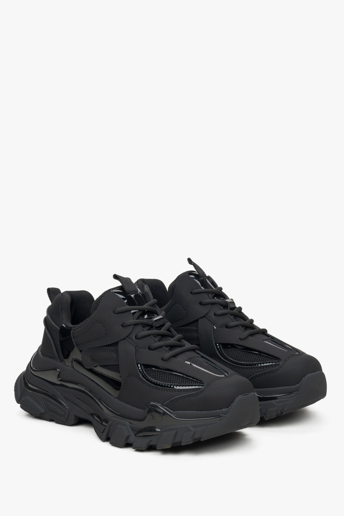 Schwarze Damen-Sneaker aus der Sports-Linie ES 8, entworfen für Frühling und Herbst.