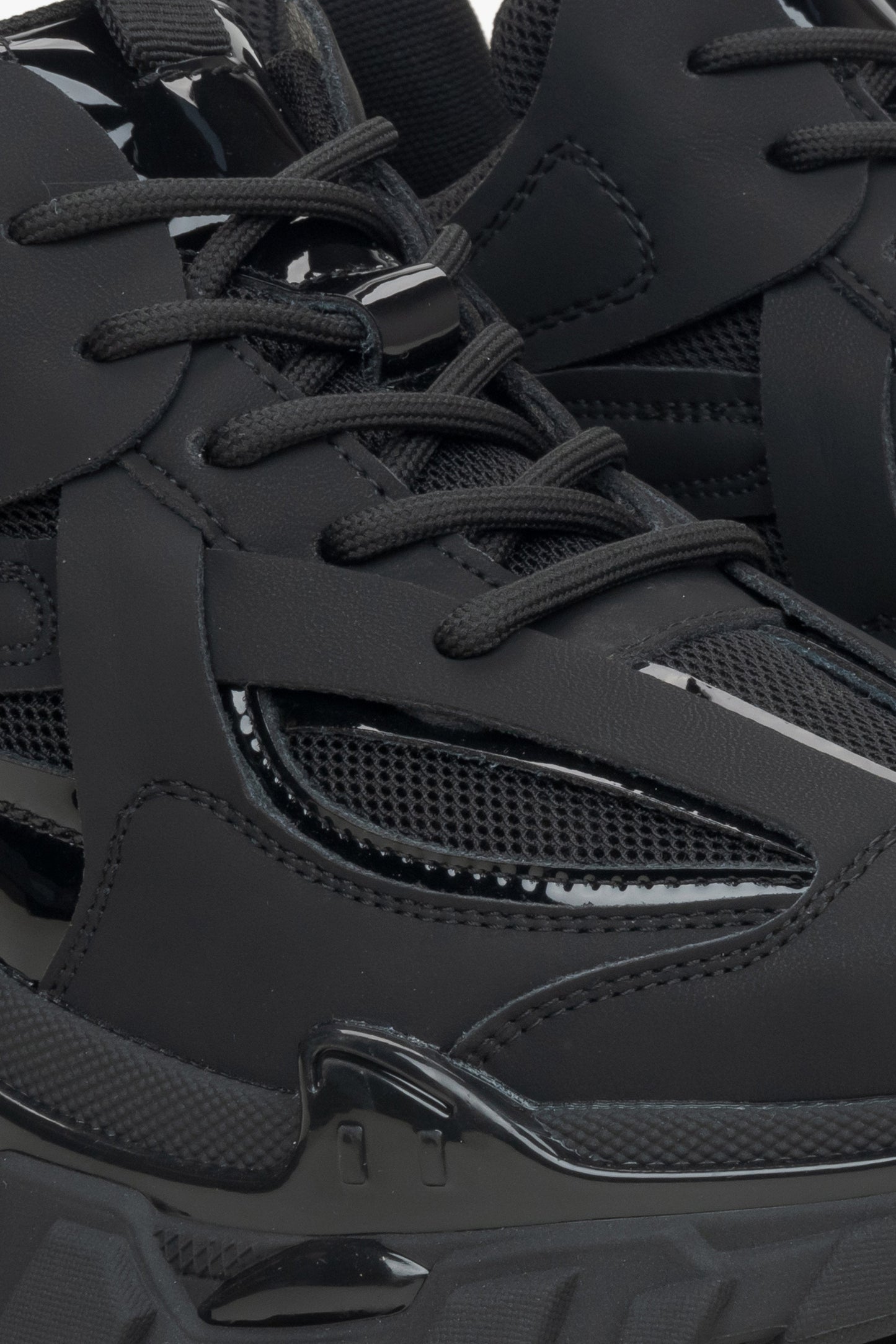 Schwarze Damen-Sneaker aus echtem Leder und Textil für Frühling und Herbst – Nahaufnahme des Schnürsystems.