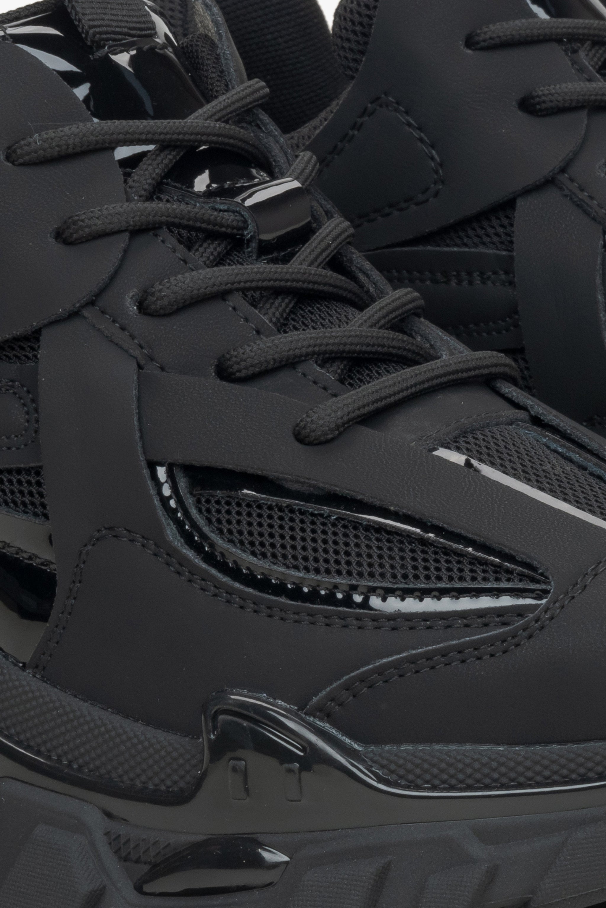 Schwarze Damen-Sneaker aus echtem Leder und Textil für Frühling und Herbst – Nahaufnahme des Schnürsystems.