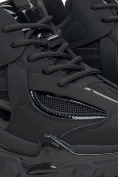 Schwarze Damen-Sneaker aus echtem Leder und Textil für Frühling und Herbst – Nahaufnahme des Schnürsystems.