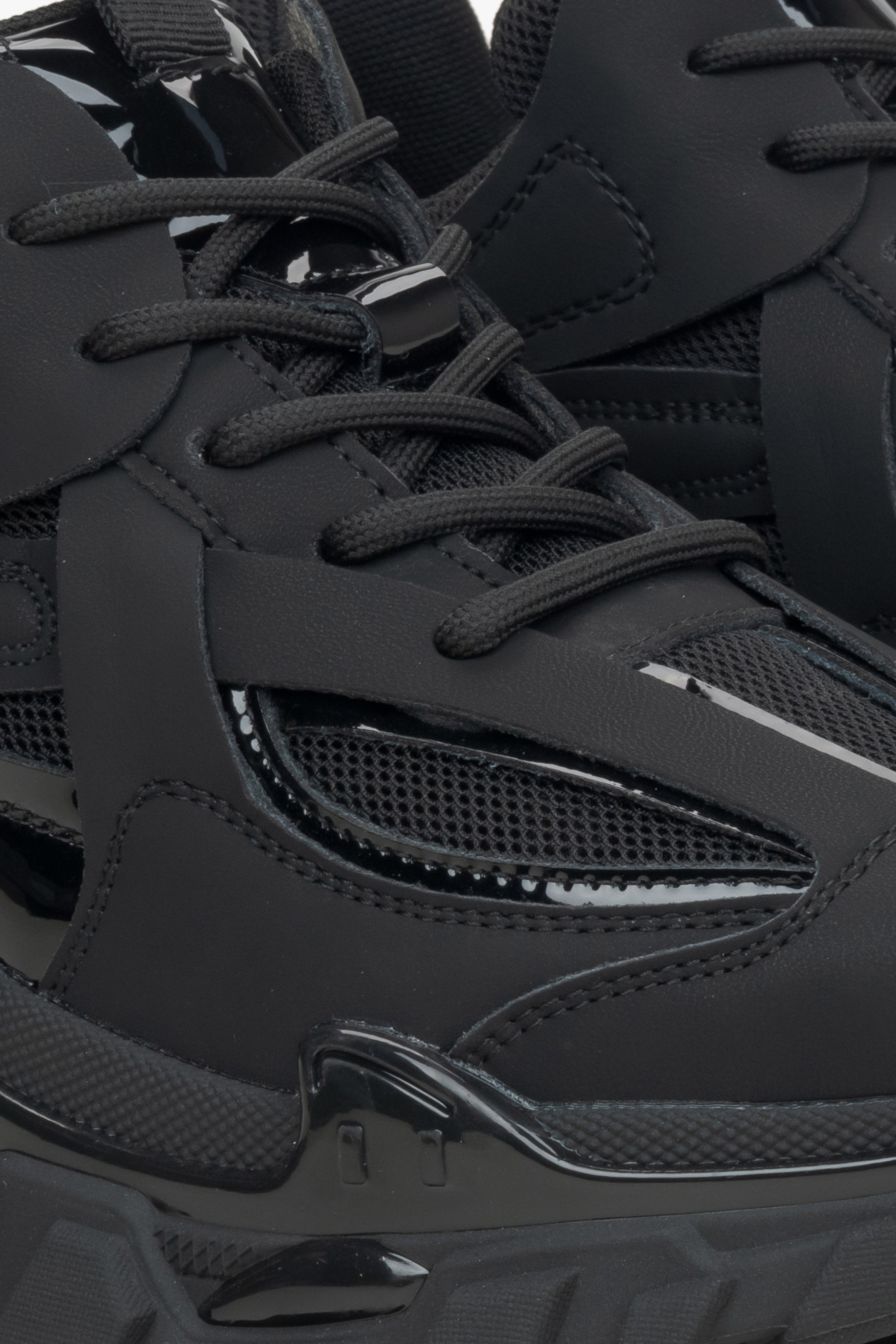 Schwarze Damen-Sneaker aus echtem Leder und Textil für Frühling und Herbst – Nahaufnahme des Schnürsystems.