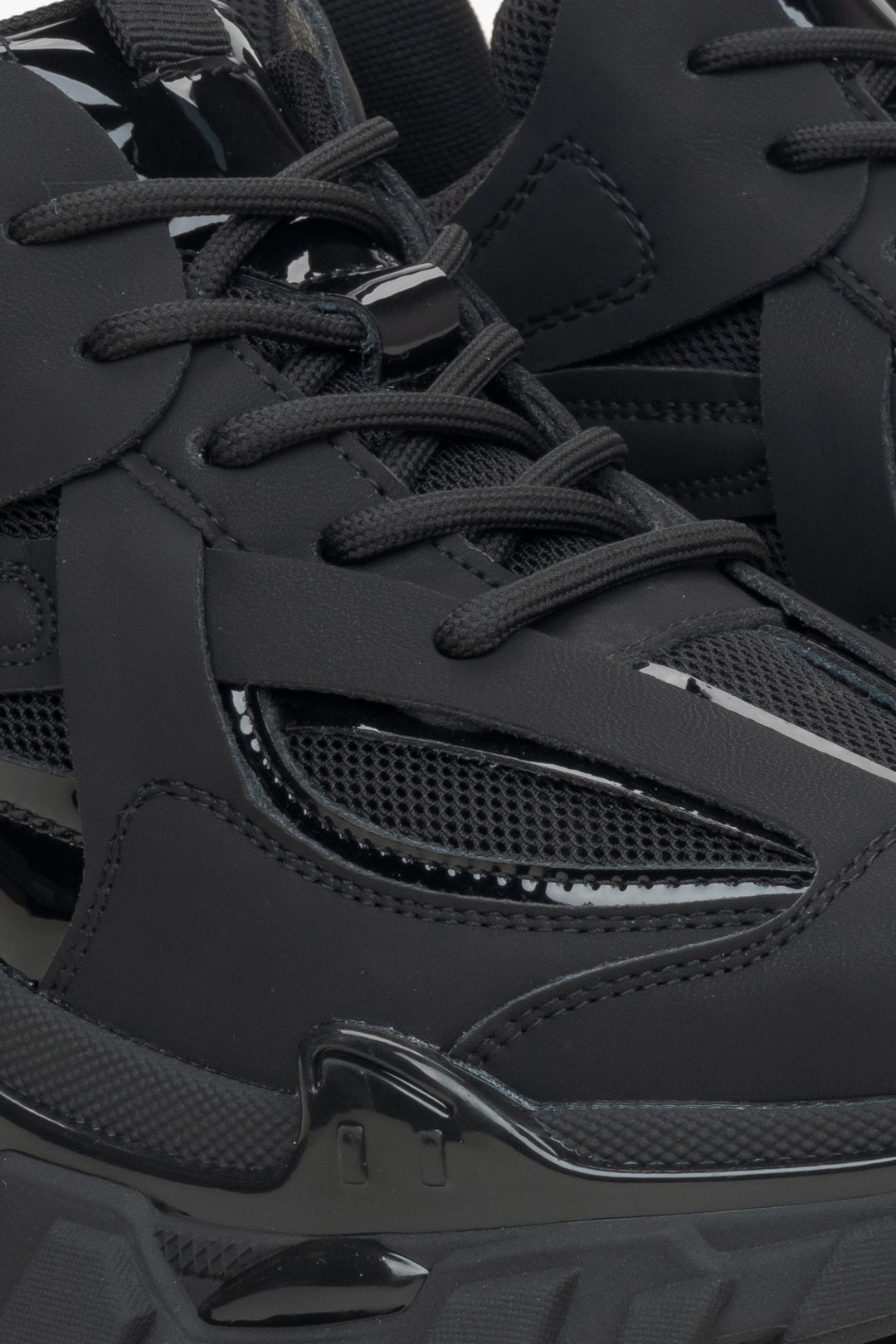 Schwarze Damen-Sneaker aus echtem Leder und Textil für Frühling und Herbst – Nahaufnahme des Schnürsystems.