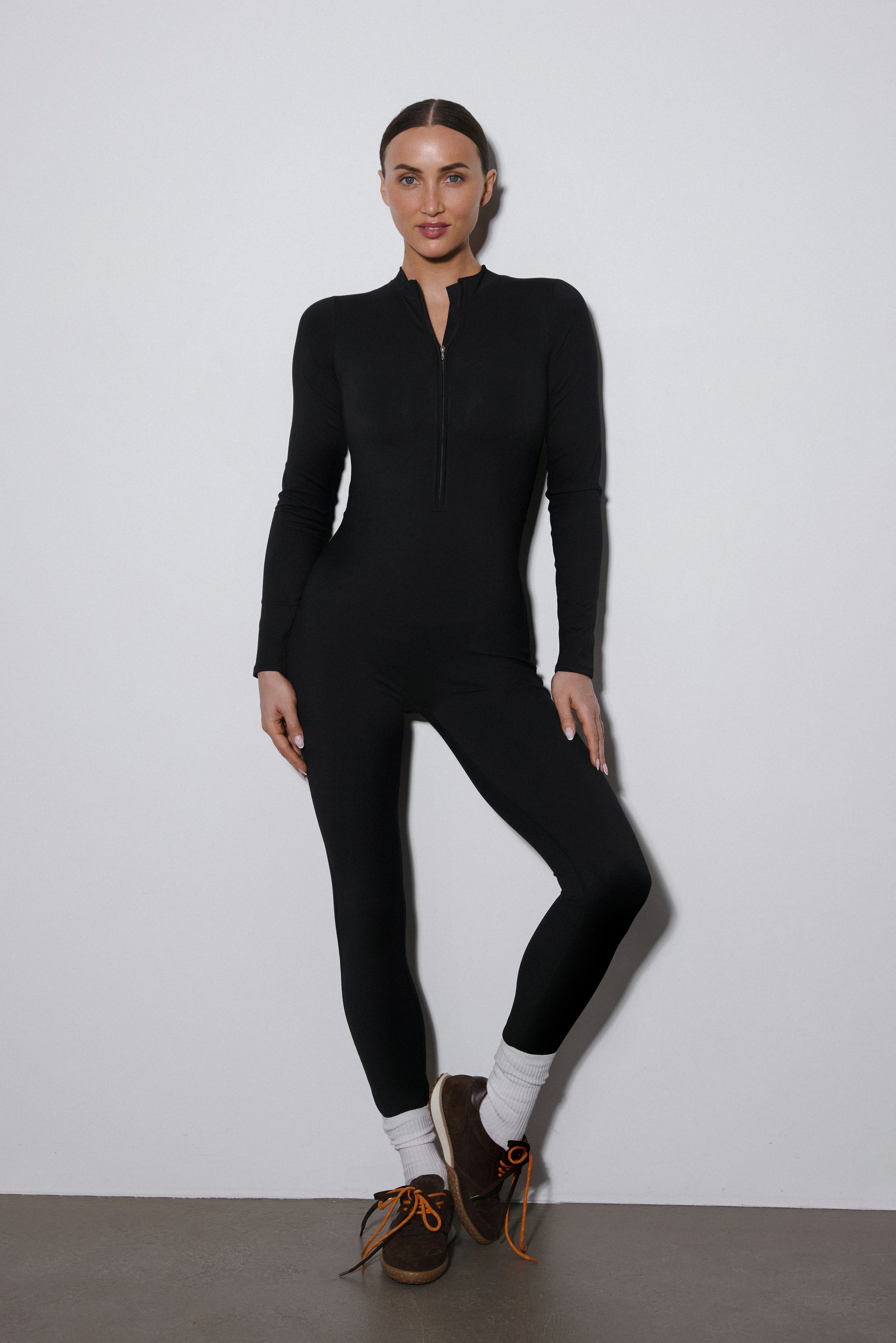 Frontansicht des schwarzen Sport-Jumpsuits für Damen im Slim Fit.
