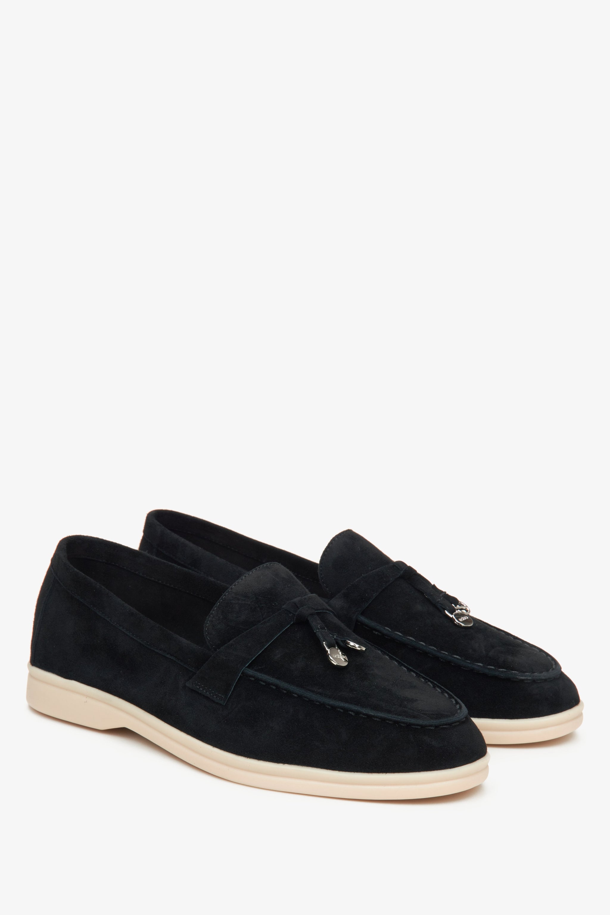 Estro Damen-Slipper aus schwarzem Velours.