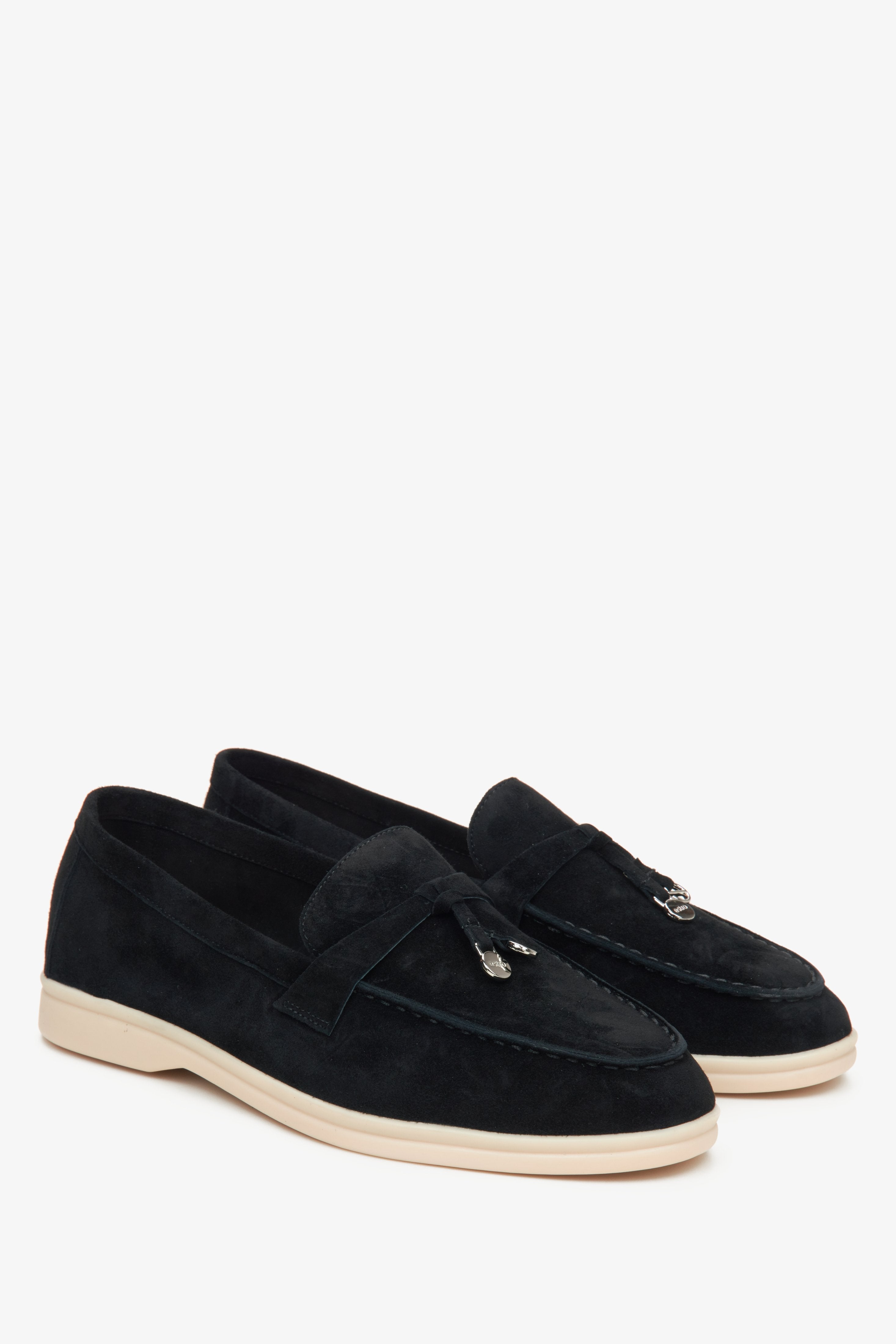 Estro Damen-Slipper aus schwarzem Velours.