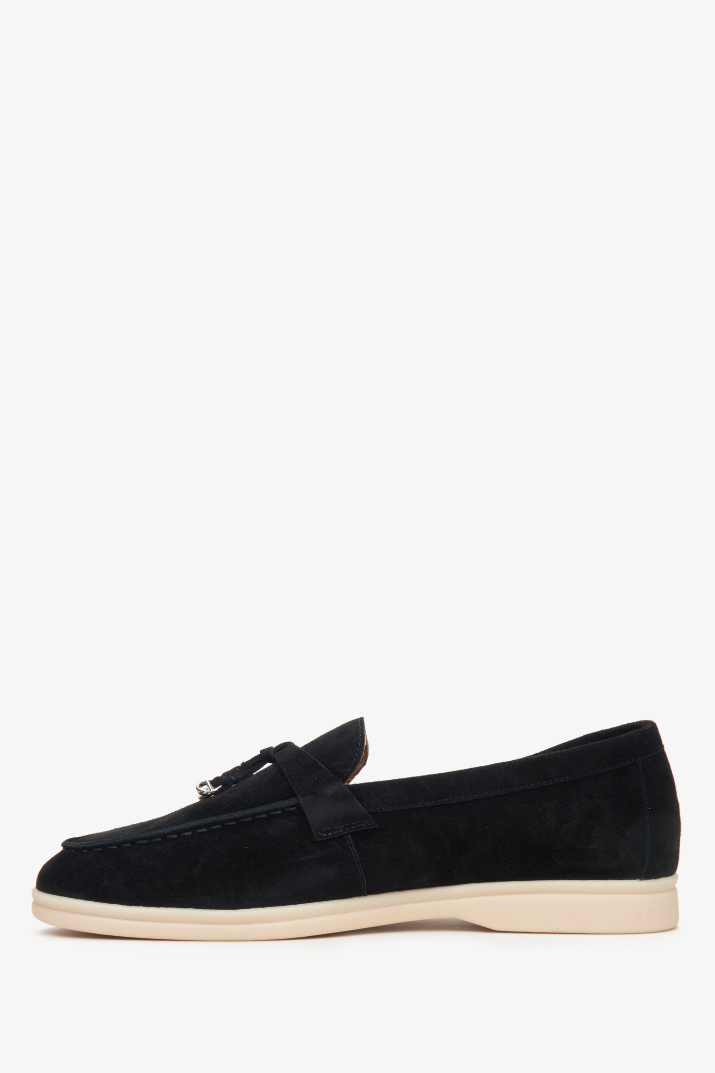 Estro schwarze Velours-Damen-Slipper – Seitenansicht des Schuhs.