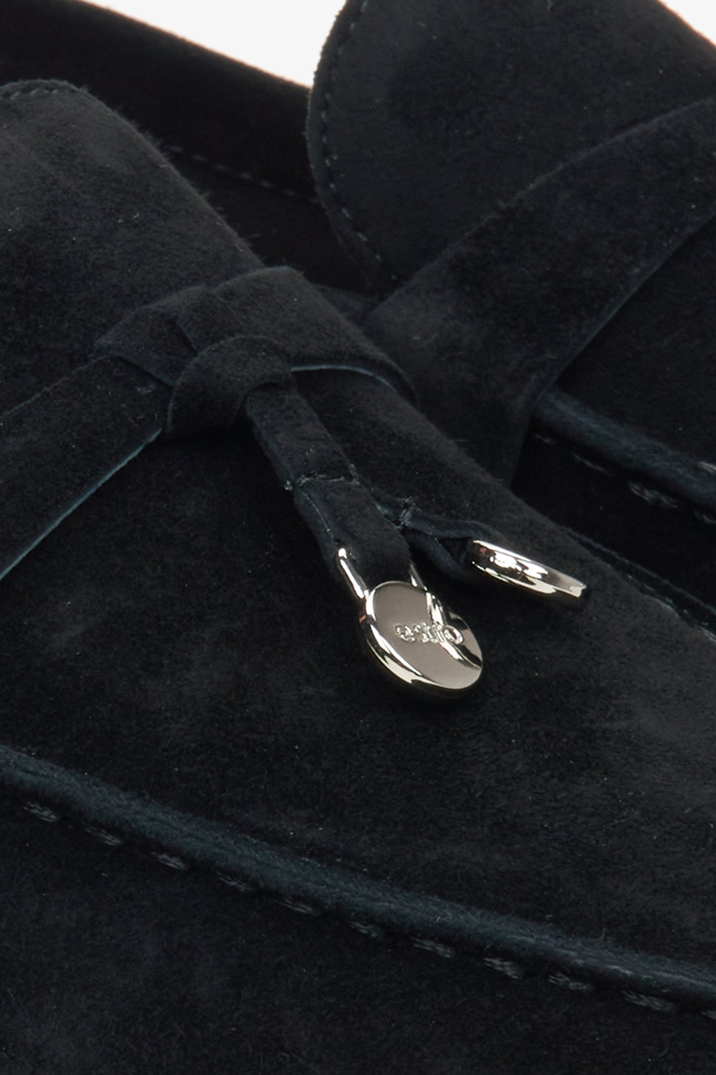 Estro schwarze Velours-Damen-Slipper – Nahaufnahme der Details.