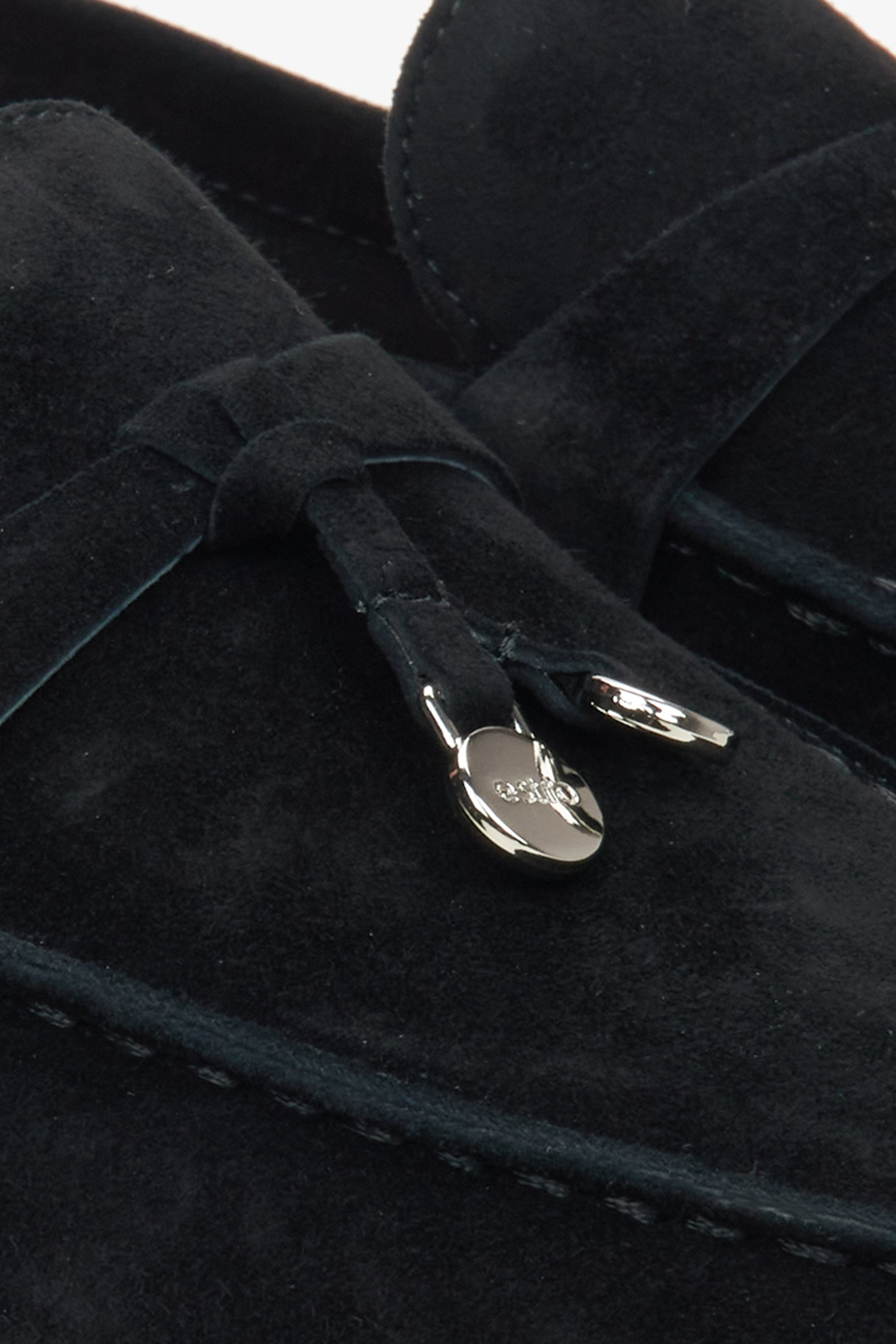 Estro schwarze Velours-Damen-Slipper – Nahaufnahme der Details.