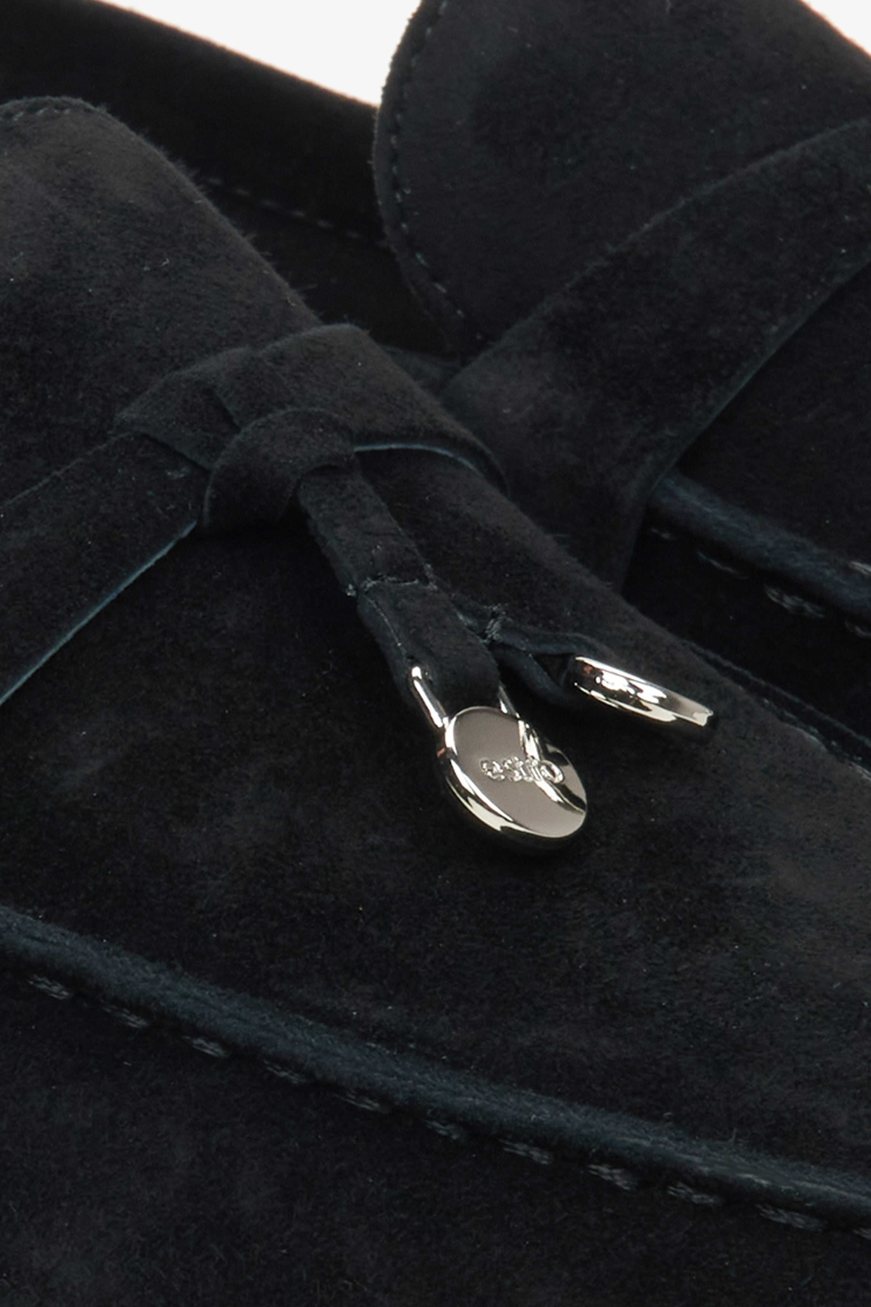 Estro schwarze Velours-Damen-Slipper – Nahaufnahme der Details.