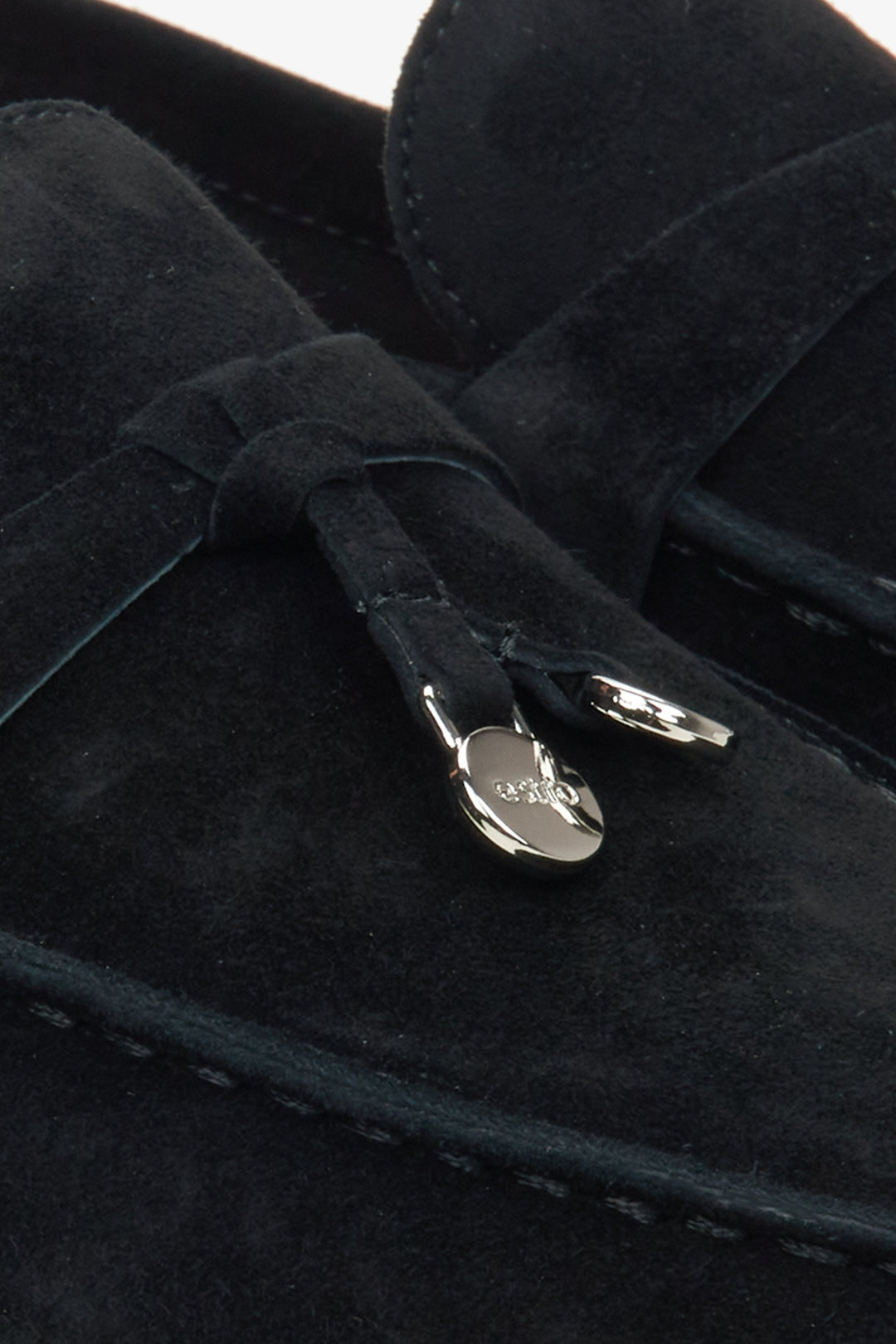 Estro schwarze Velours-Damen-Slipper – Nahaufnahme der Details.