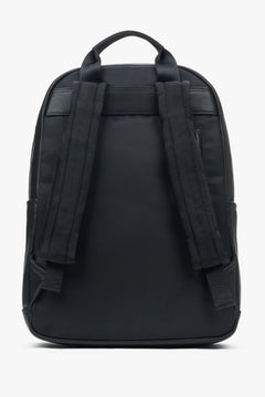 Rückansicht des Rucksacks, die die bequemen, gepolsterten Schultergurte zeigt 