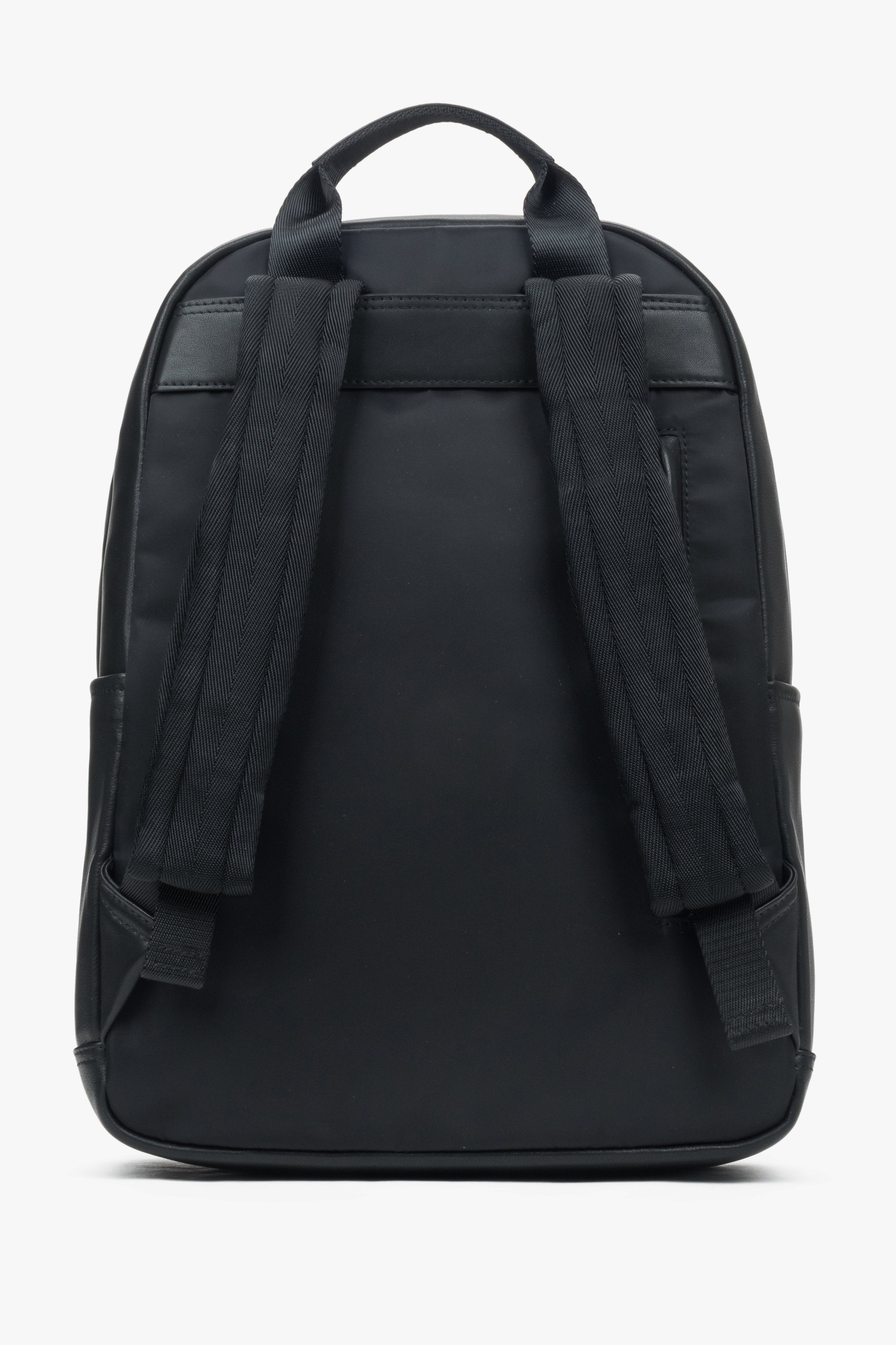 Rückansicht des Rucksacks, die die bequemen, gepolsterten Schultergurte zeigt 