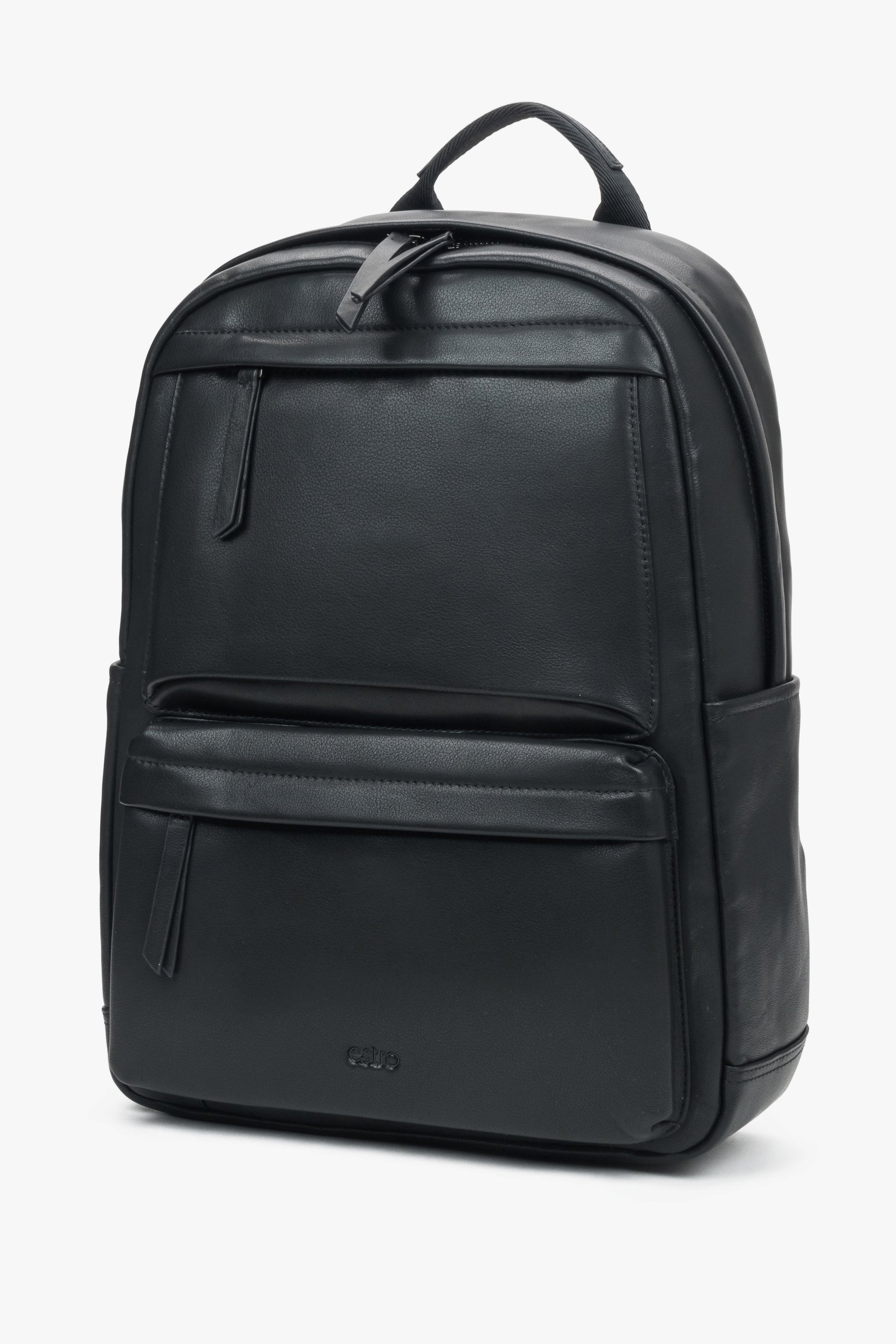 Schrägansicht des eleganten schwarzen Rucksacks mit aufgesetzten Fronttaschen 